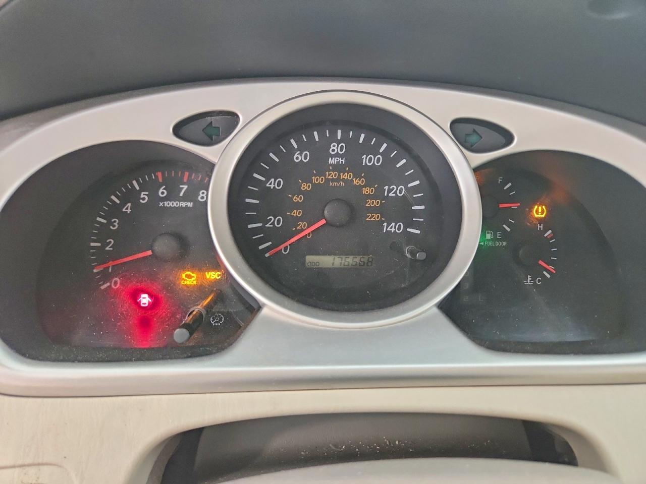 2004 Toyota Highlander Base White vin: JTEEP21A940037344