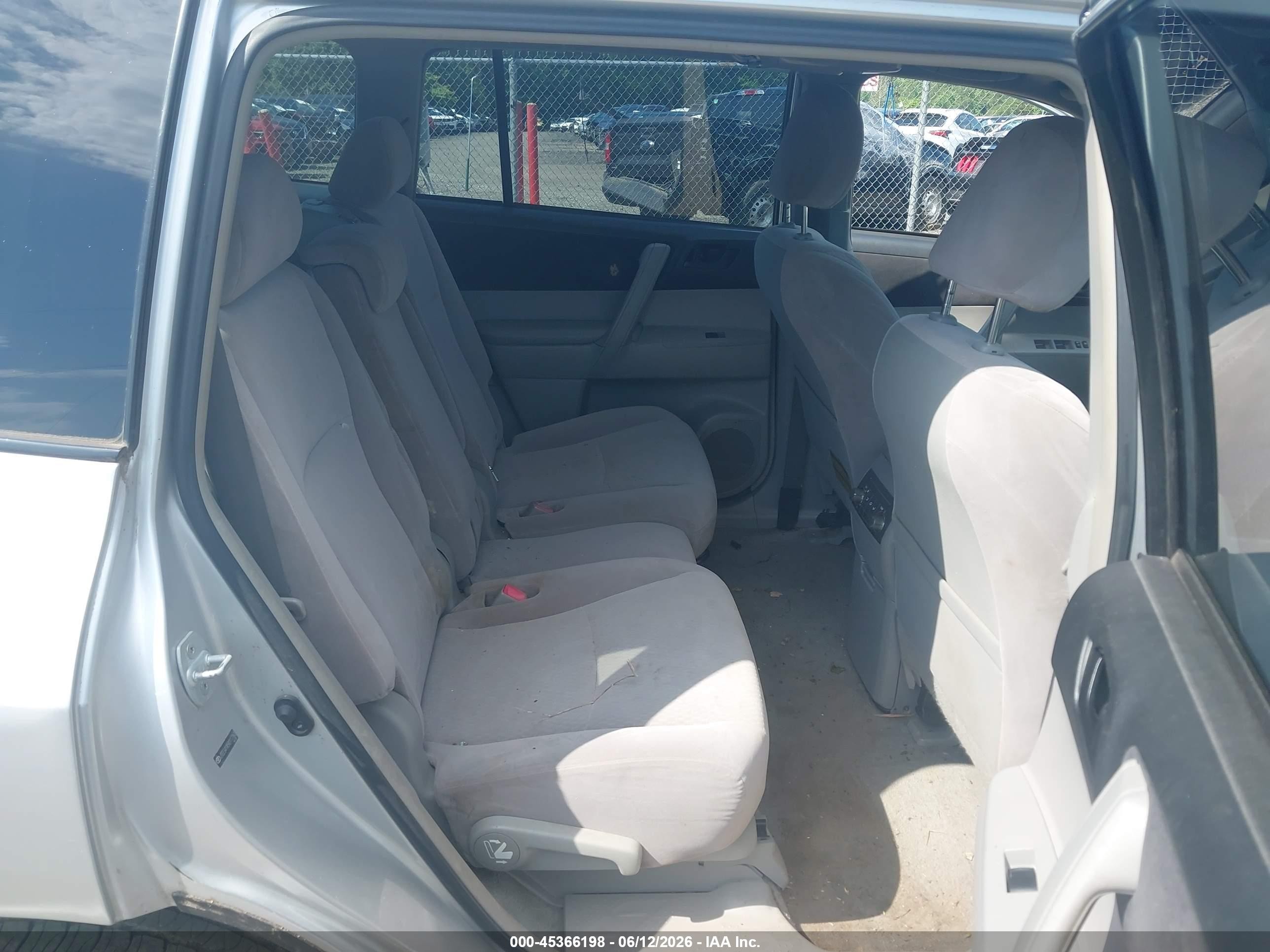 2009 Toyota Highlander   Silver vin: JTEES41A592117763