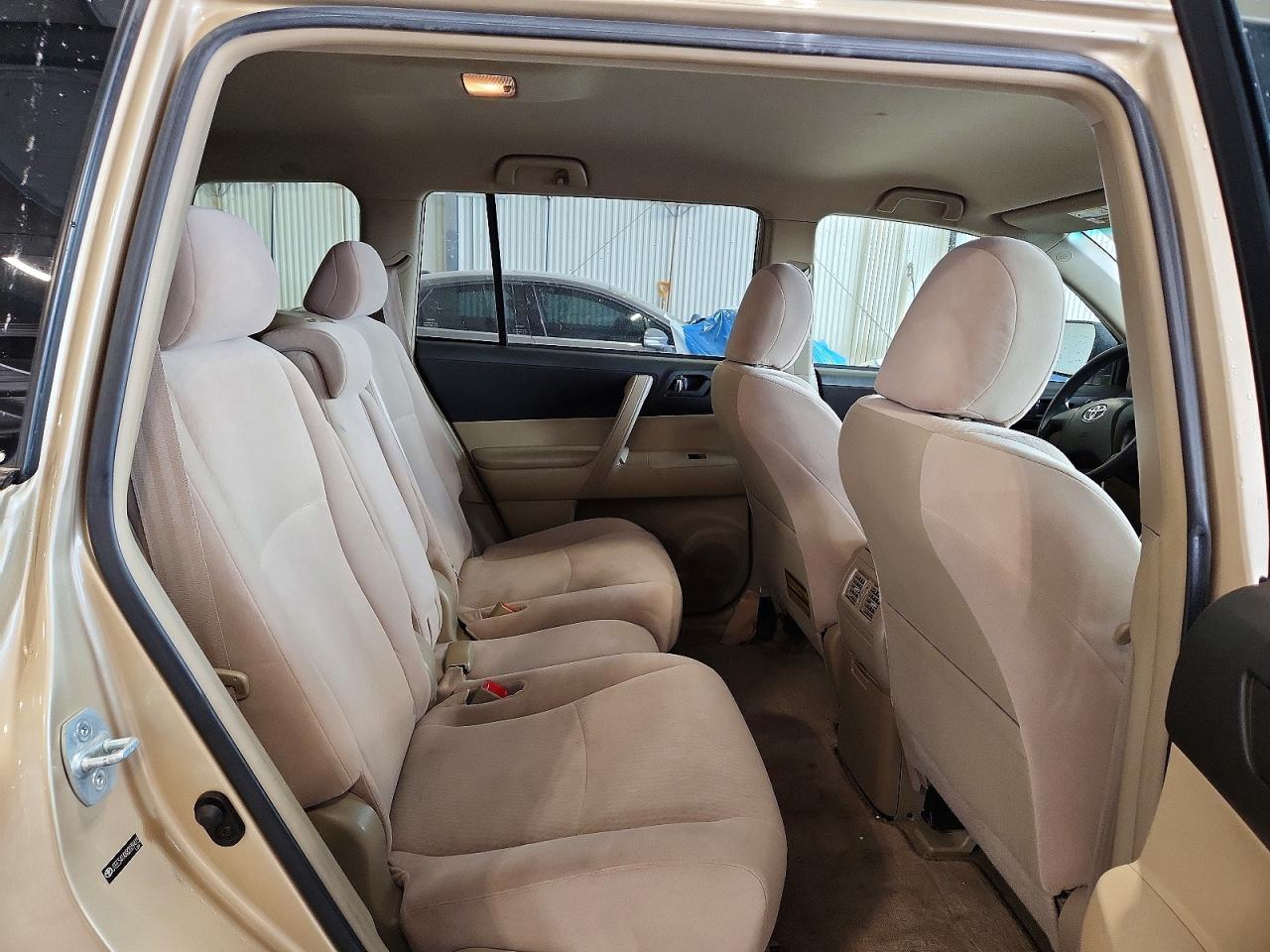 2008 Toyota Highlander Base Tan vin: JTEES41AX82039415