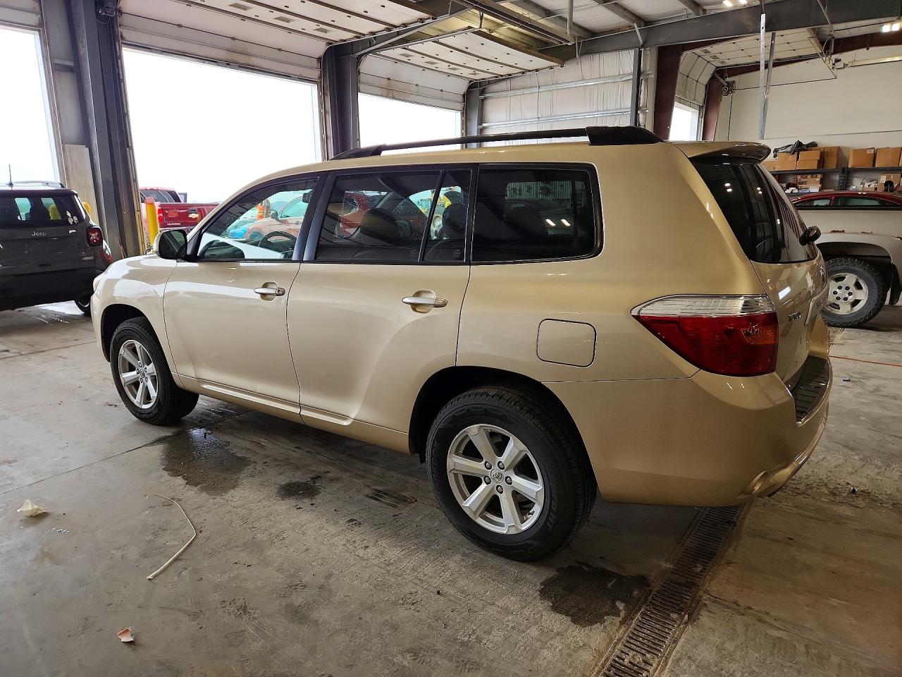 2008 Toyota Highlander Base Tan vin: JTEES41AX82039415