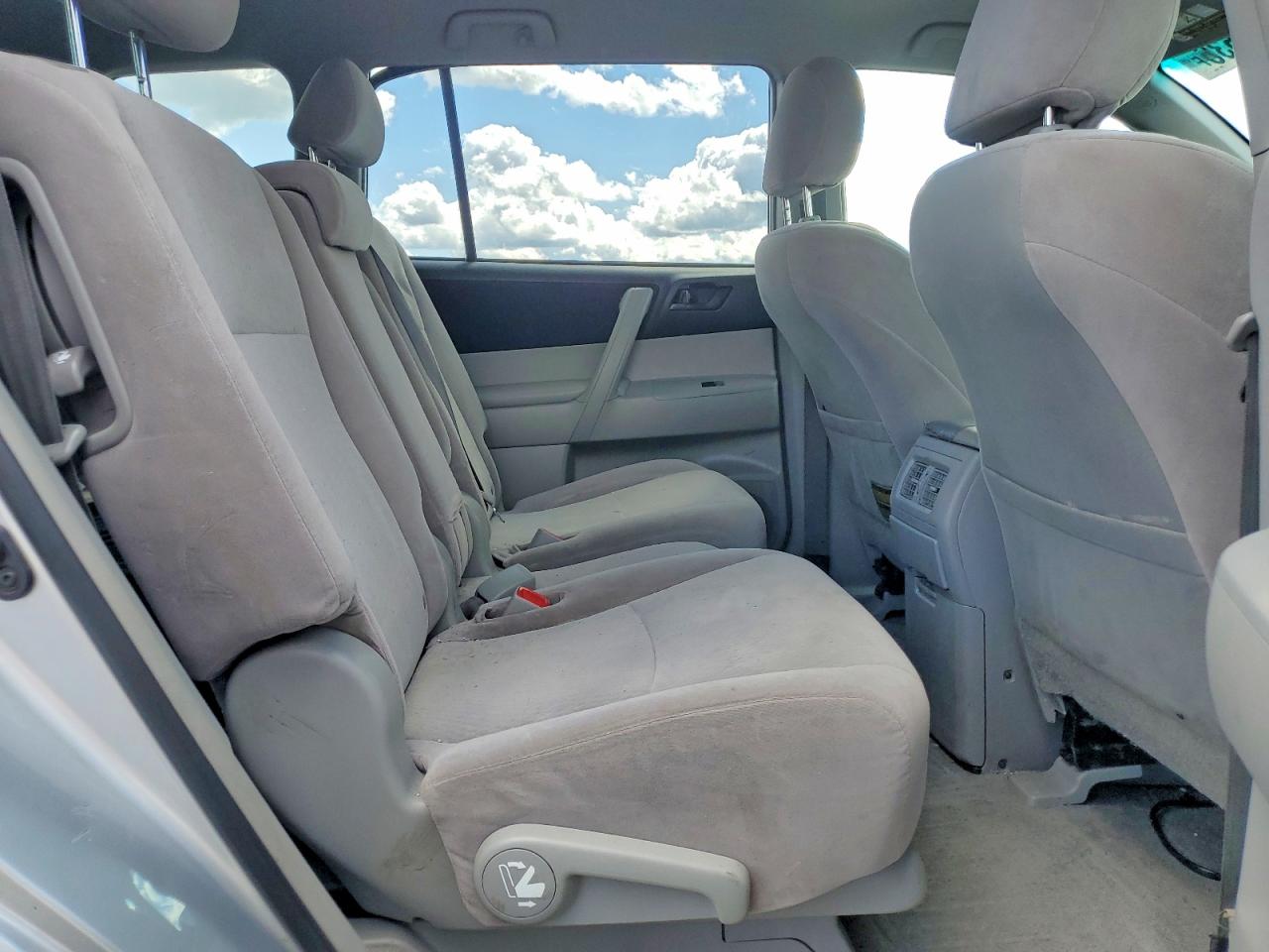 2009 Toyota Highlander Base Silver vin: JTEES41AX92114826