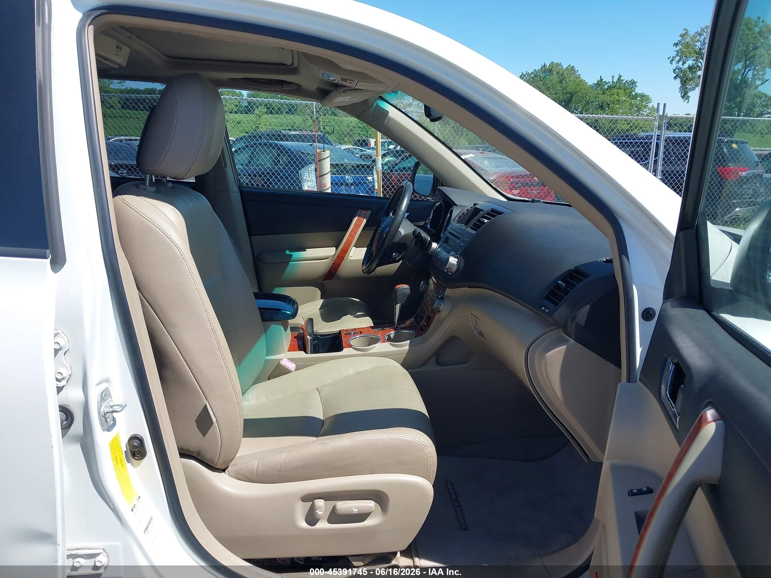 2008 Toyota Highlander Limited White vin: JTEES42A282071550