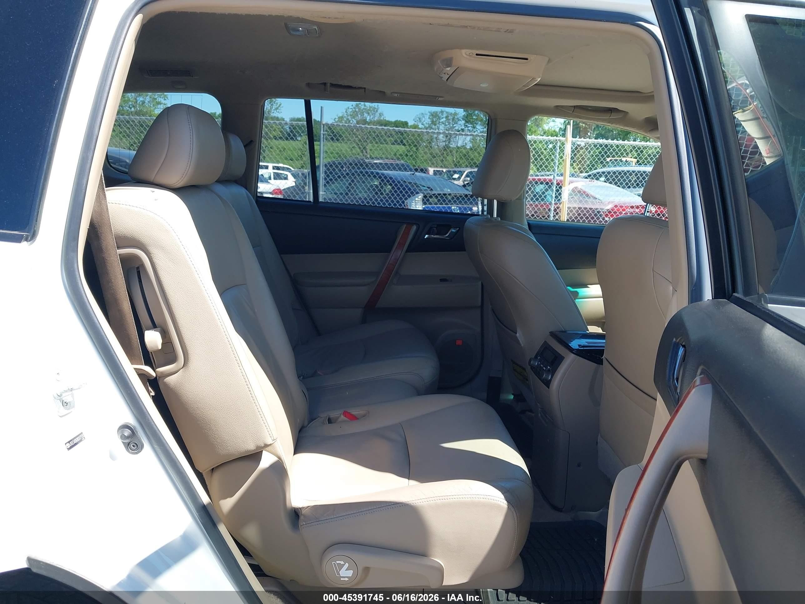 2008 Toyota Highlander Limited White vin: JTEES42A282071550