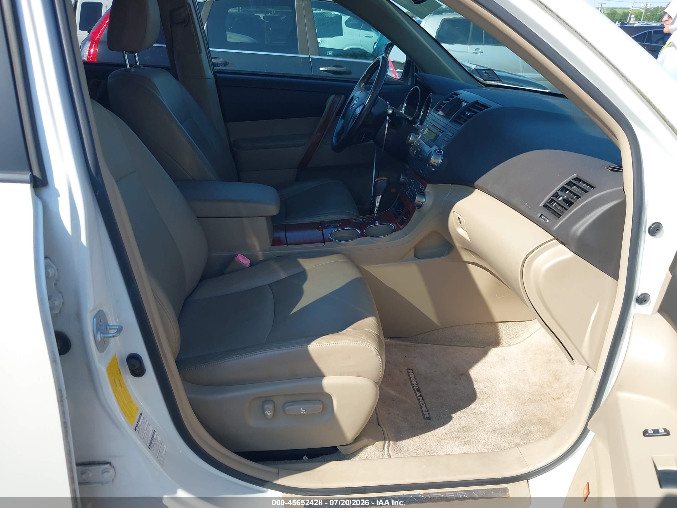 2008 Toyota Highlander Limited White vin: JTEES42A282104692