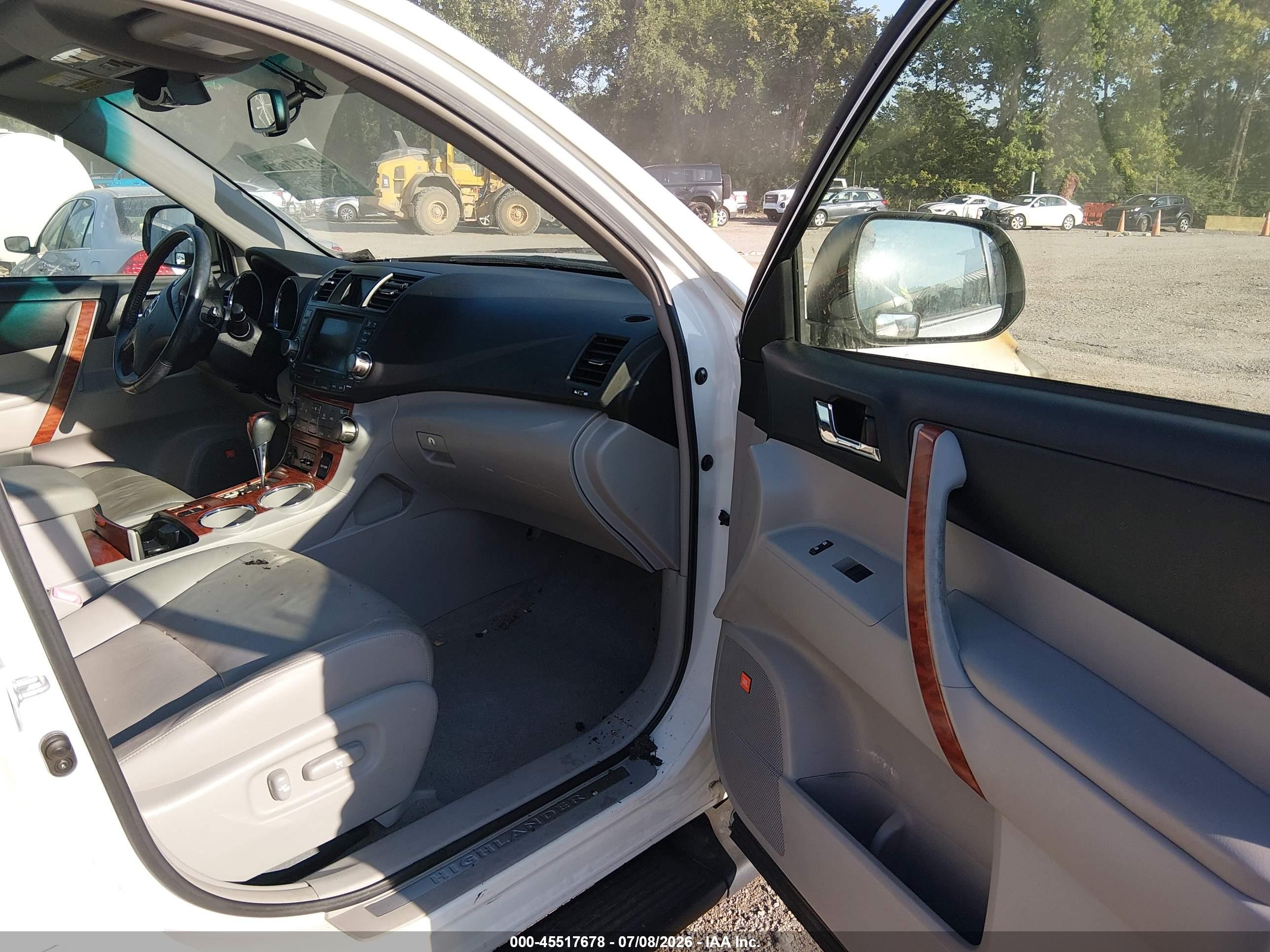 2008 Toyota Highlander Limited White vin: JTEES42A882082004