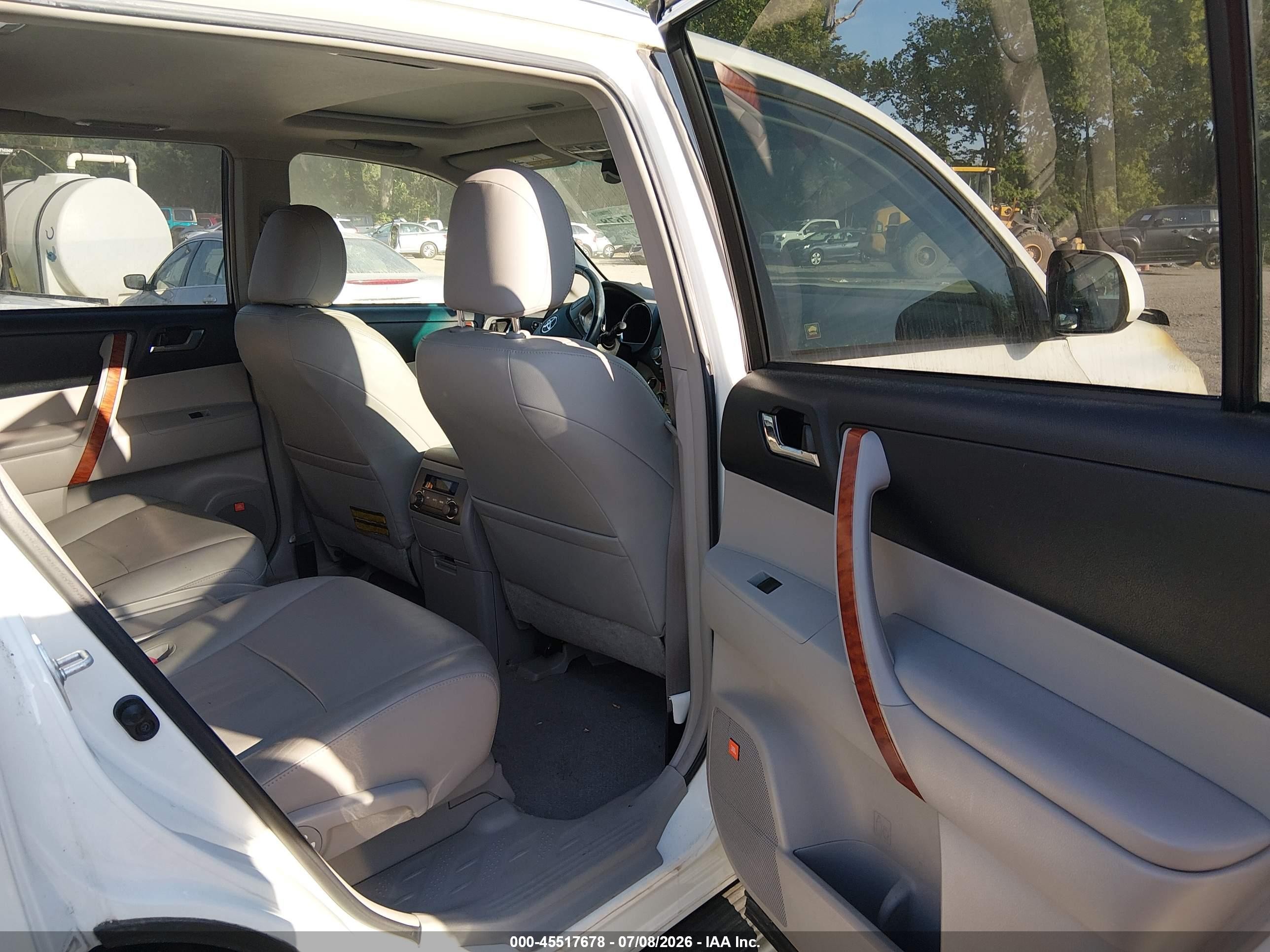 2008 Toyota Highlander Limited White vin: JTEES42A882082004