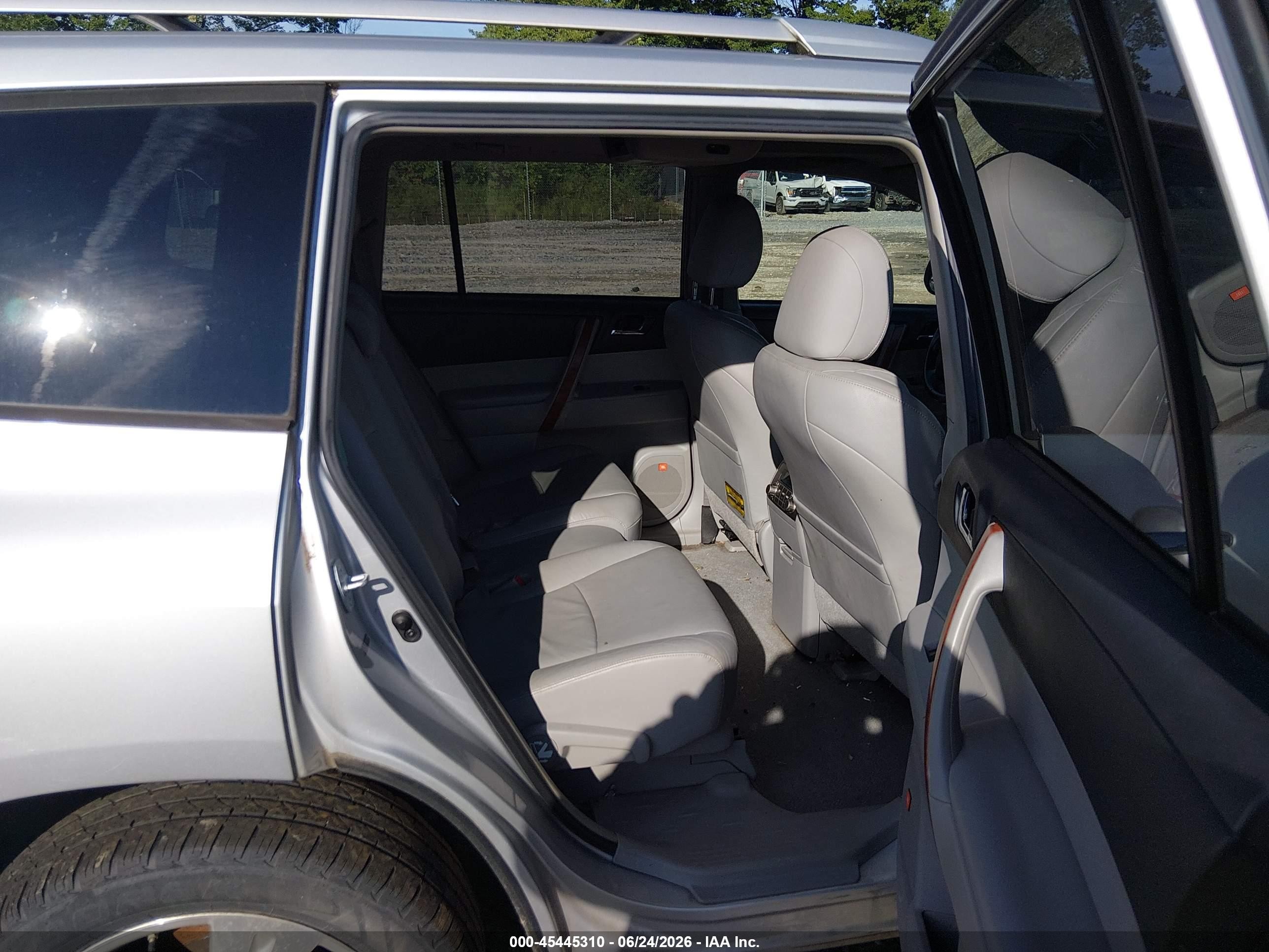 2008 Toyota Highlander Limited Silver vin: JTEES42A982000345