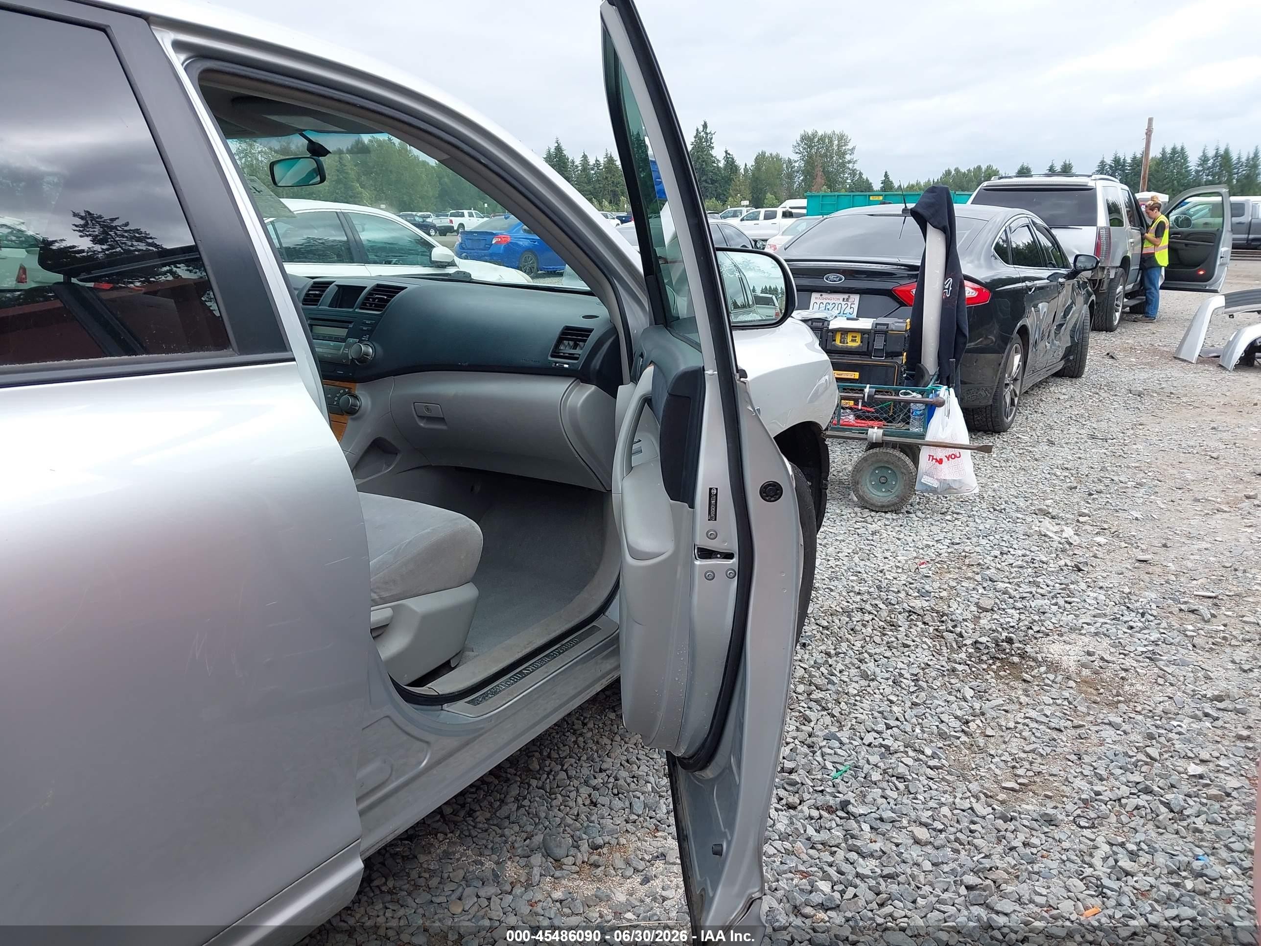 2008 Toyota Highlander Hybrid   Silver vin: JTEEW41A282004775