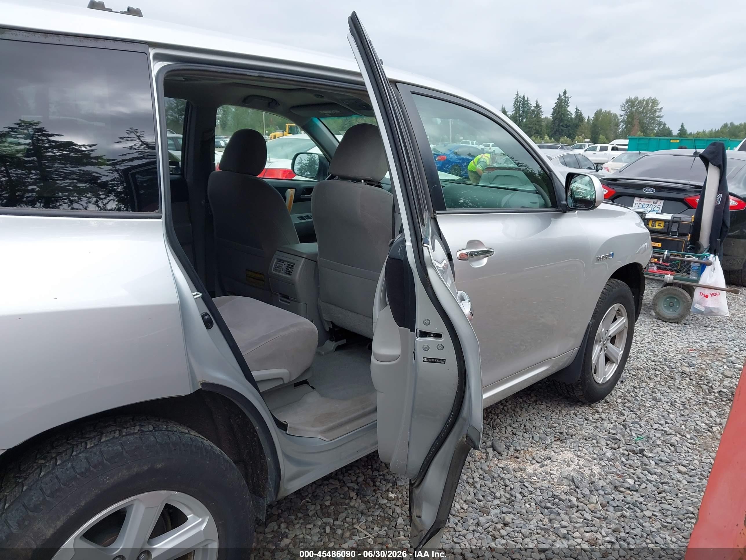 2008 Toyota Highlander Hybrid   Silver vin: JTEEW41A282004775