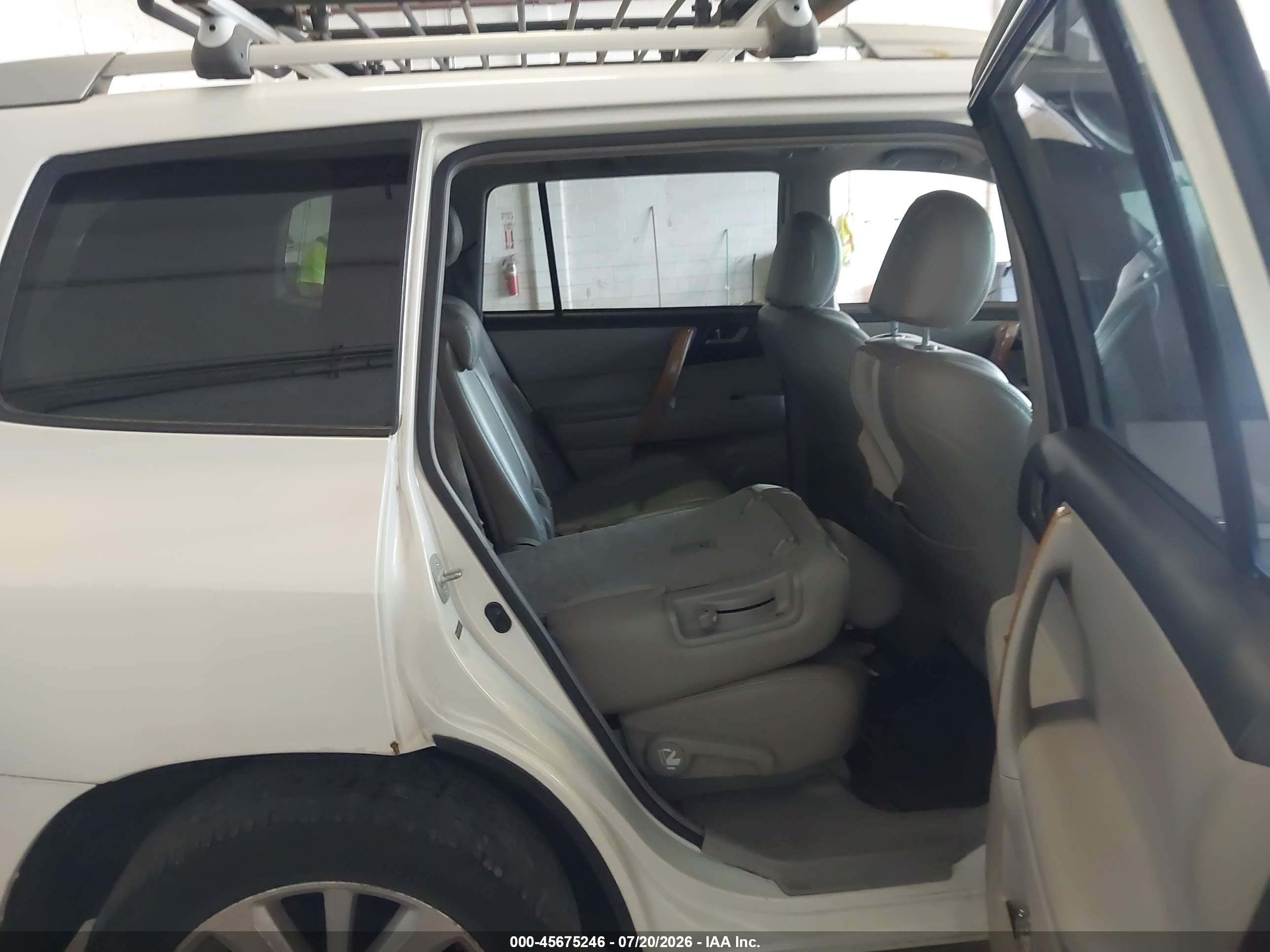 2008 Toyota Highlander Hybrid   White vin: JTEEW41A782010359