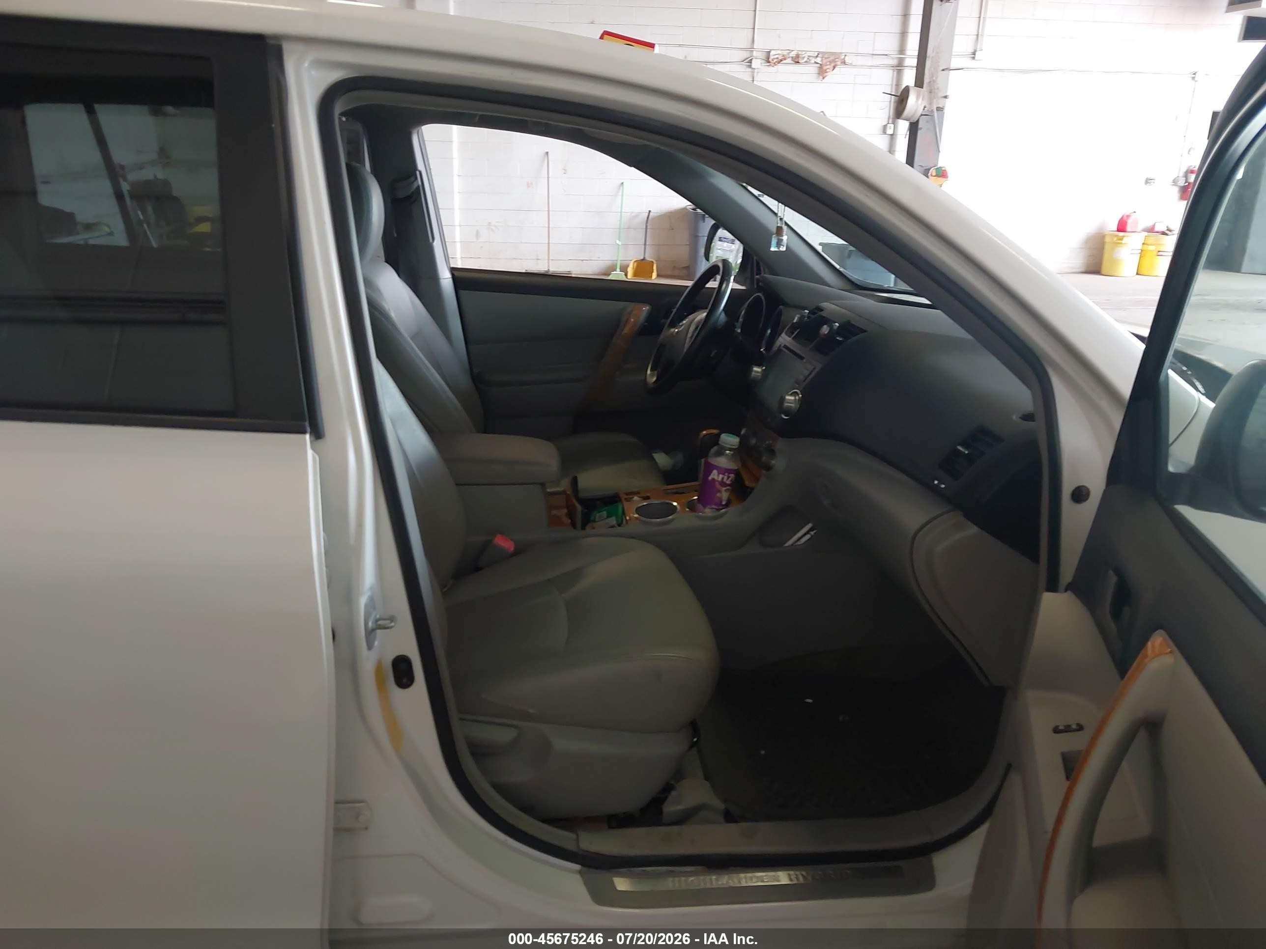 2008 Toyota Highlander Hybrid   White vin: JTEEW41A782010359