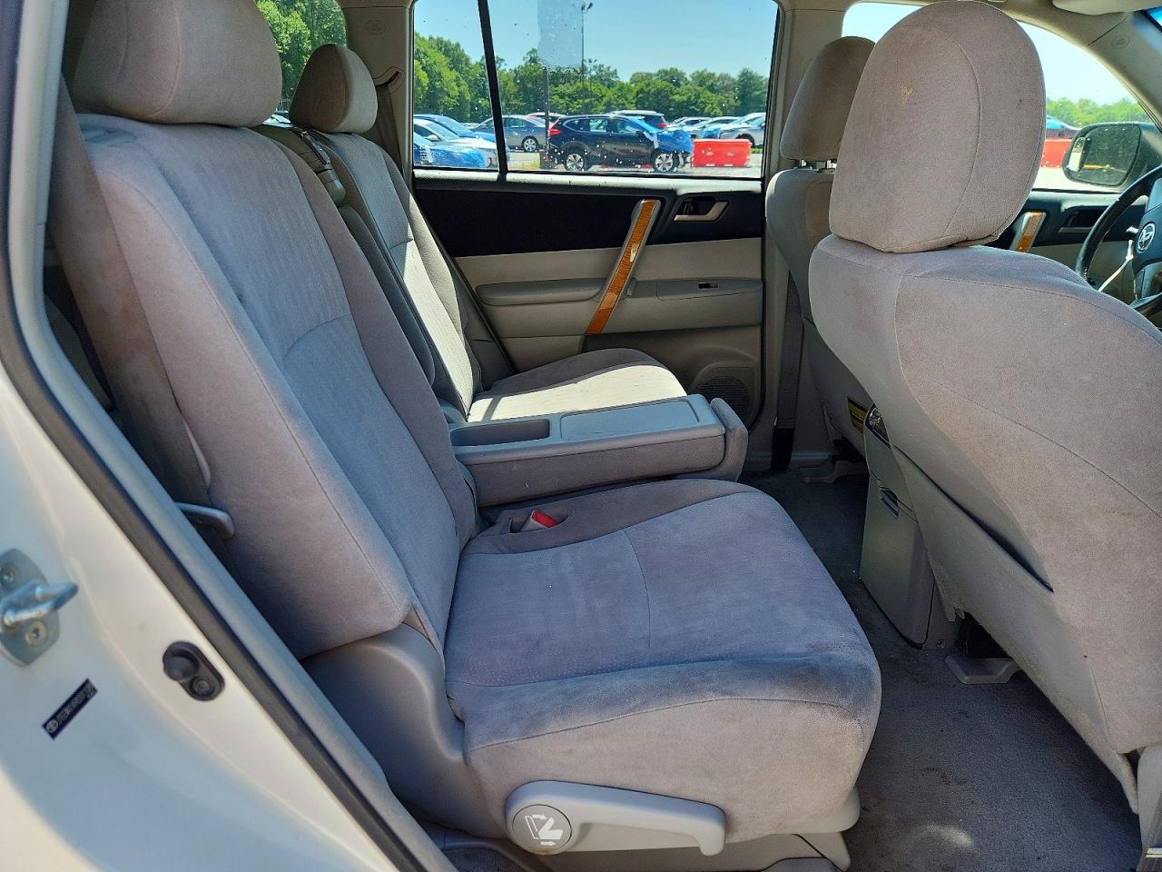 2008 Toyota Highlander Hybrid White vin: JTEEW41A982011089