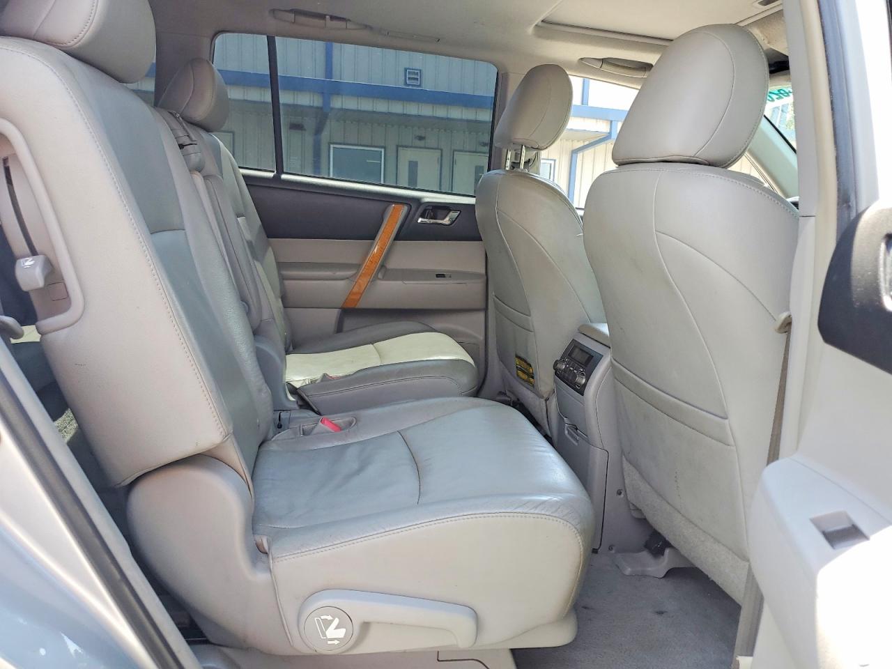 2008 Toyota Highlander Hybrid Limited Silver vin: JTEEW44A082015947