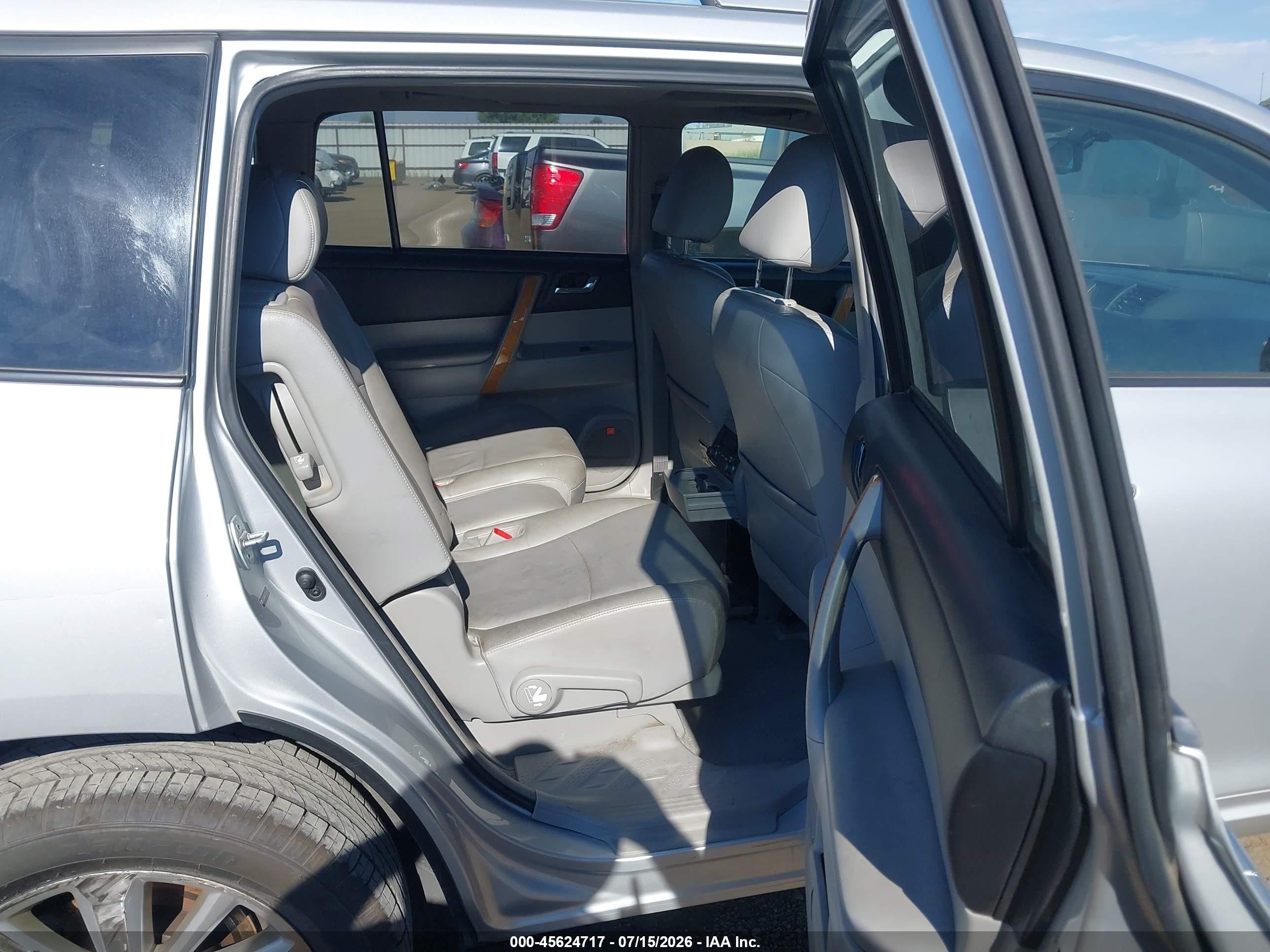 2008 Toyota Highlander Hybrid Limited Silver vin: JTEEW44A182009428