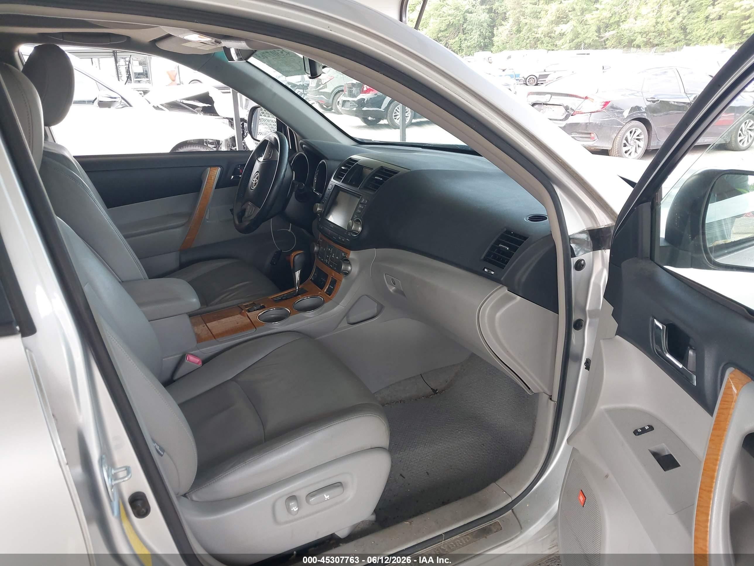 2008 Toyota Highlander Hybrid Limited Silver vin: JTEEW44A282009468