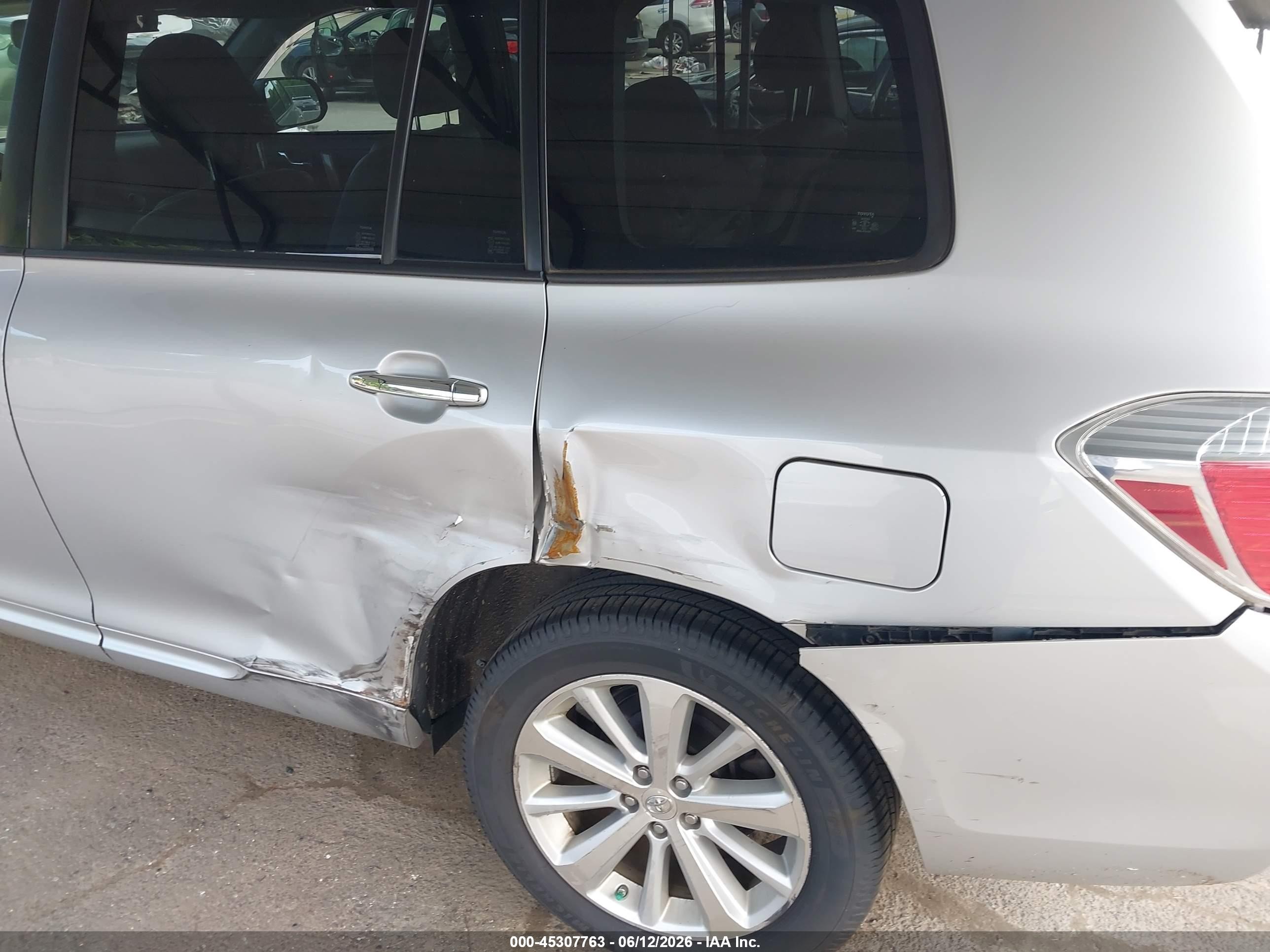 2008 Toyota Highlander Hybrid Limited Silver vin: JTEEW44A282009468