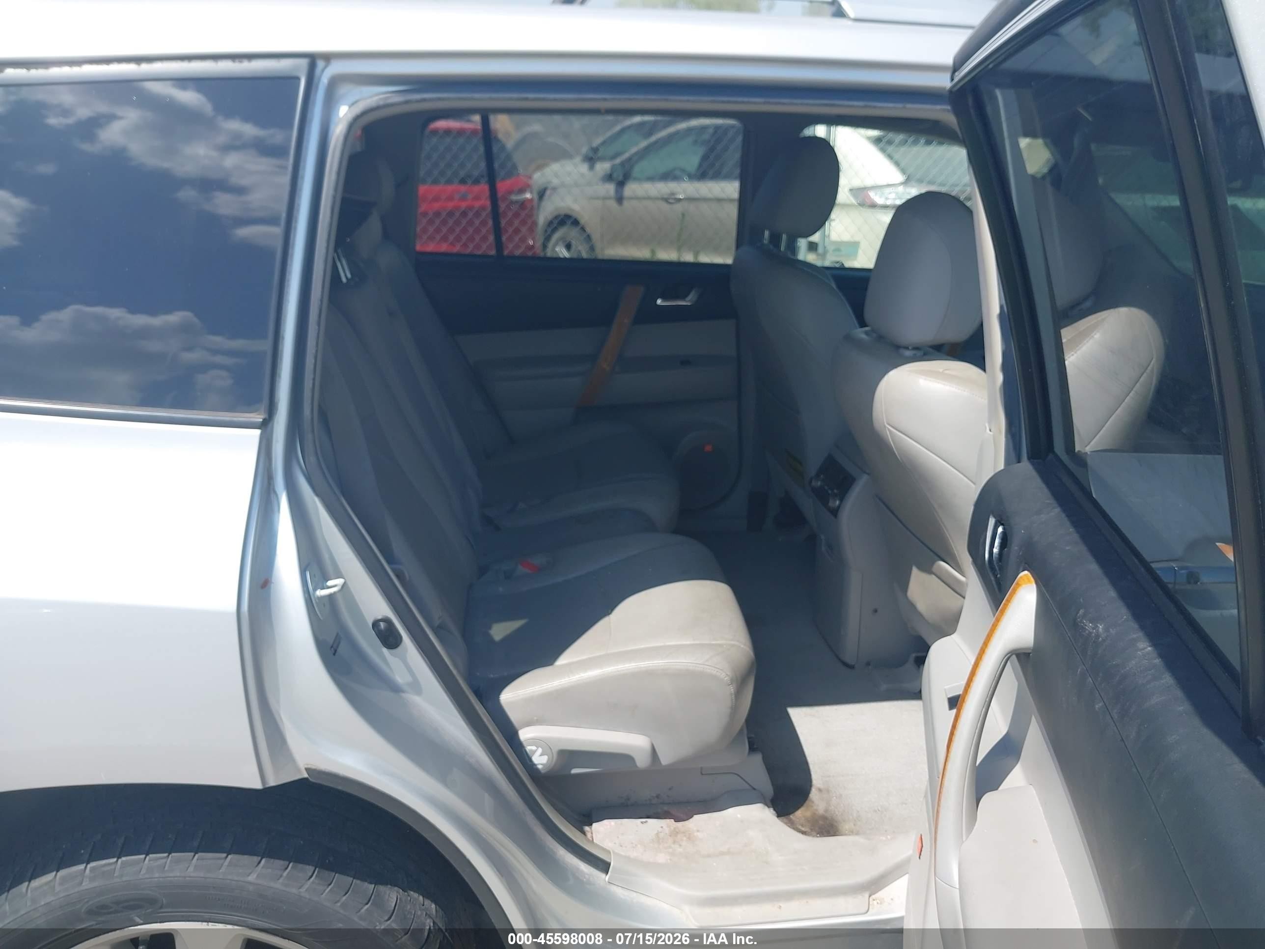 2008 Toyota Highlander Hybrid Limited Silver vin: JTEEW44A282010927