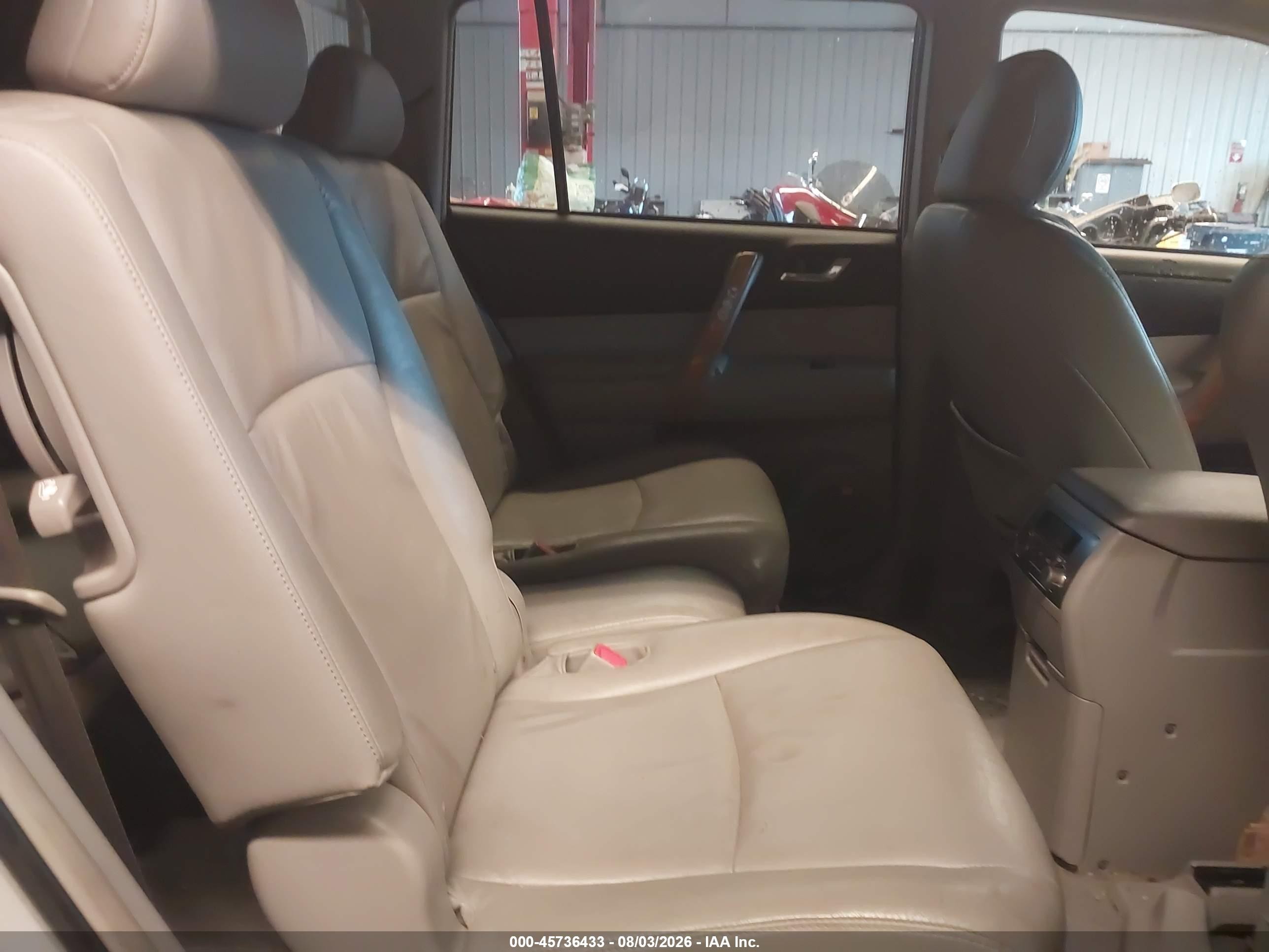 2008 Toyota Highlander Hybrid Limited Silver vin: JTEEW44A582005656