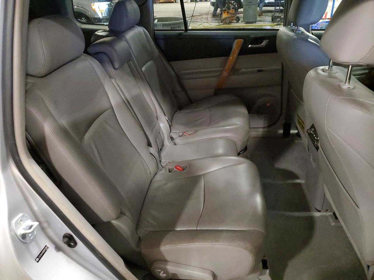 2008 Toyota Highlander Hybrid Limited Silver vin: JTEEW44A582012963