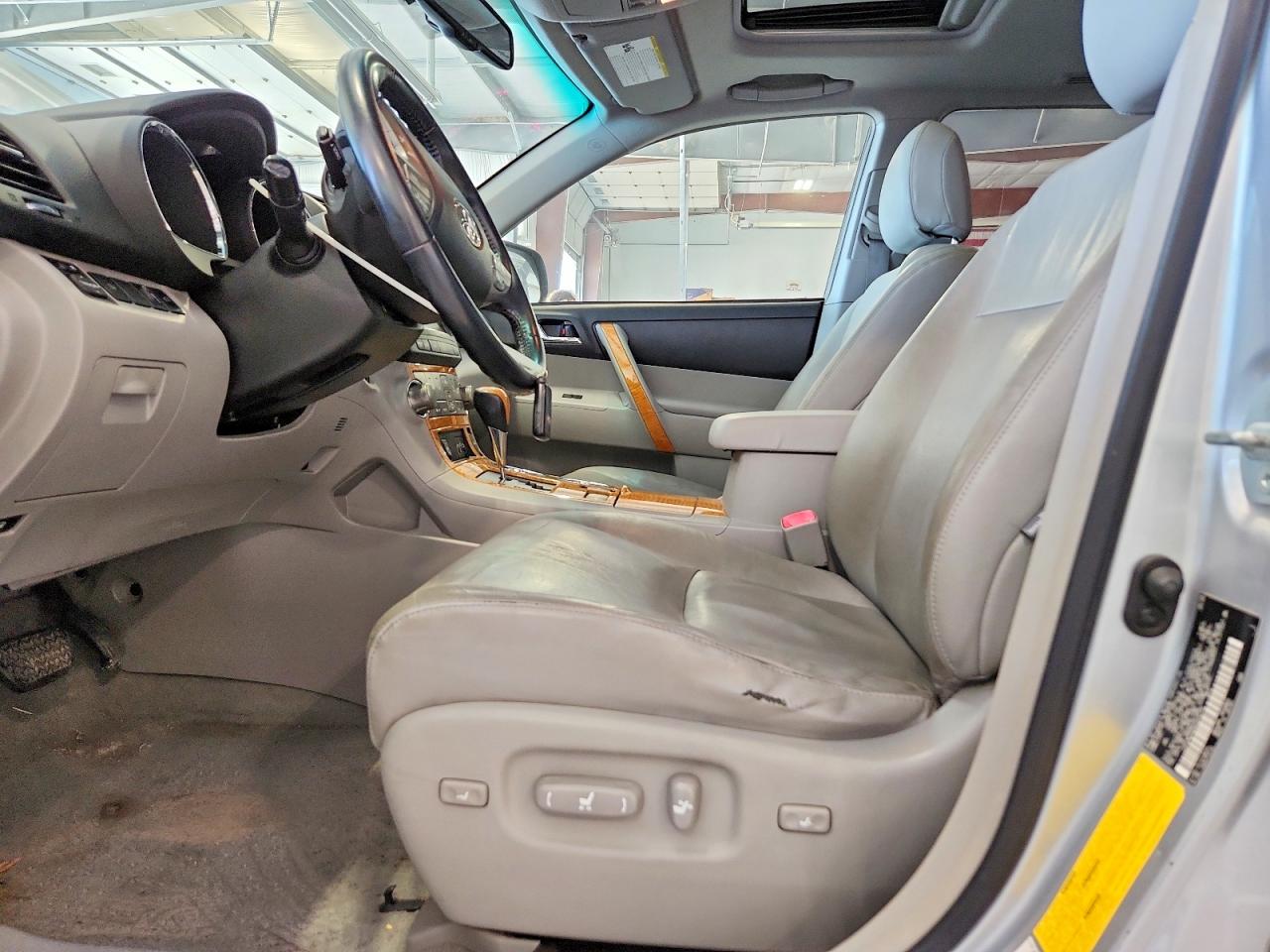 2008 Toyota Highlander Hybrid Limited Silver vin: JTEEW44A882024735