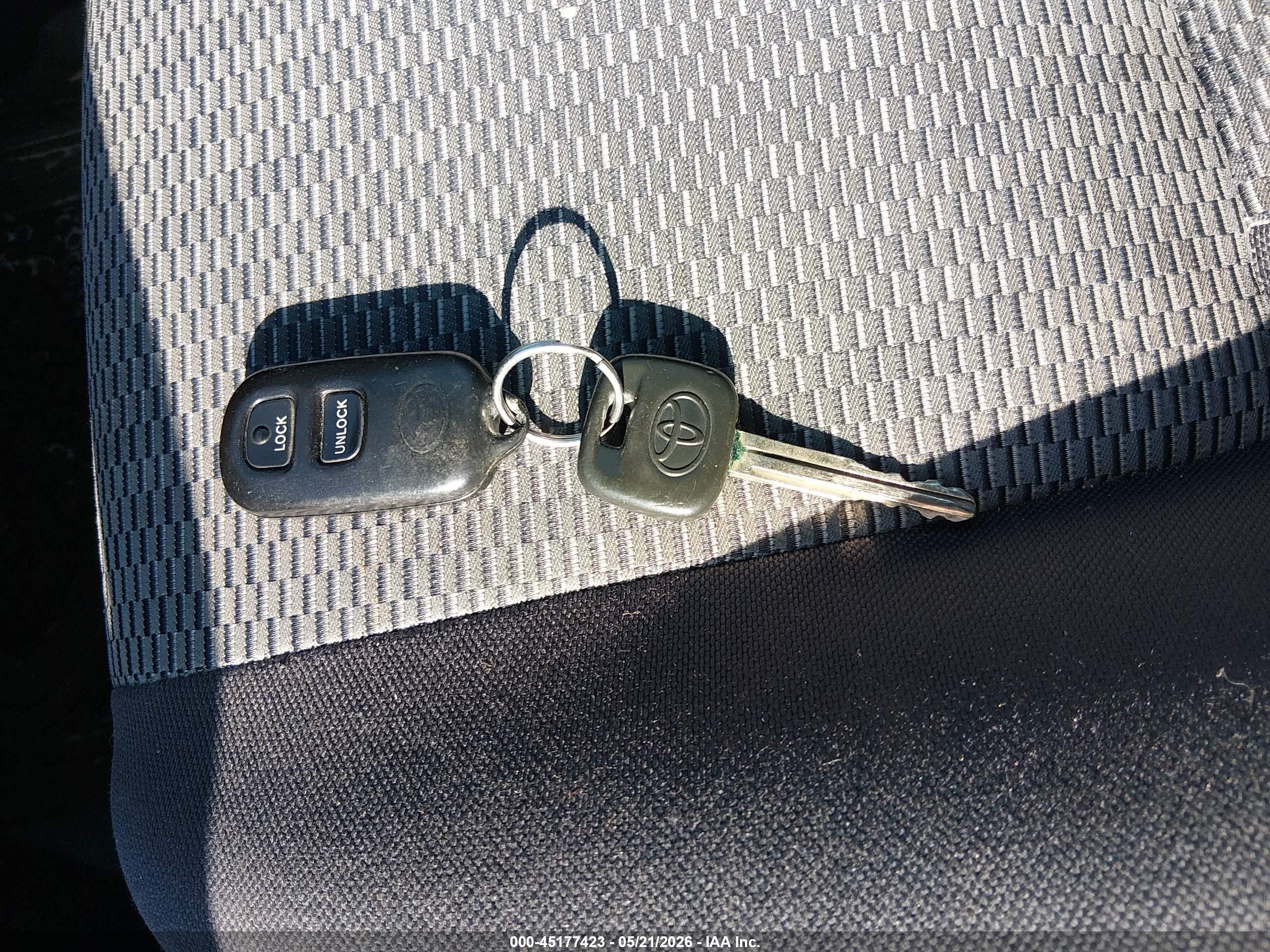 2004 Toyota Rav4   Silver vin: JTEGD20V040020227