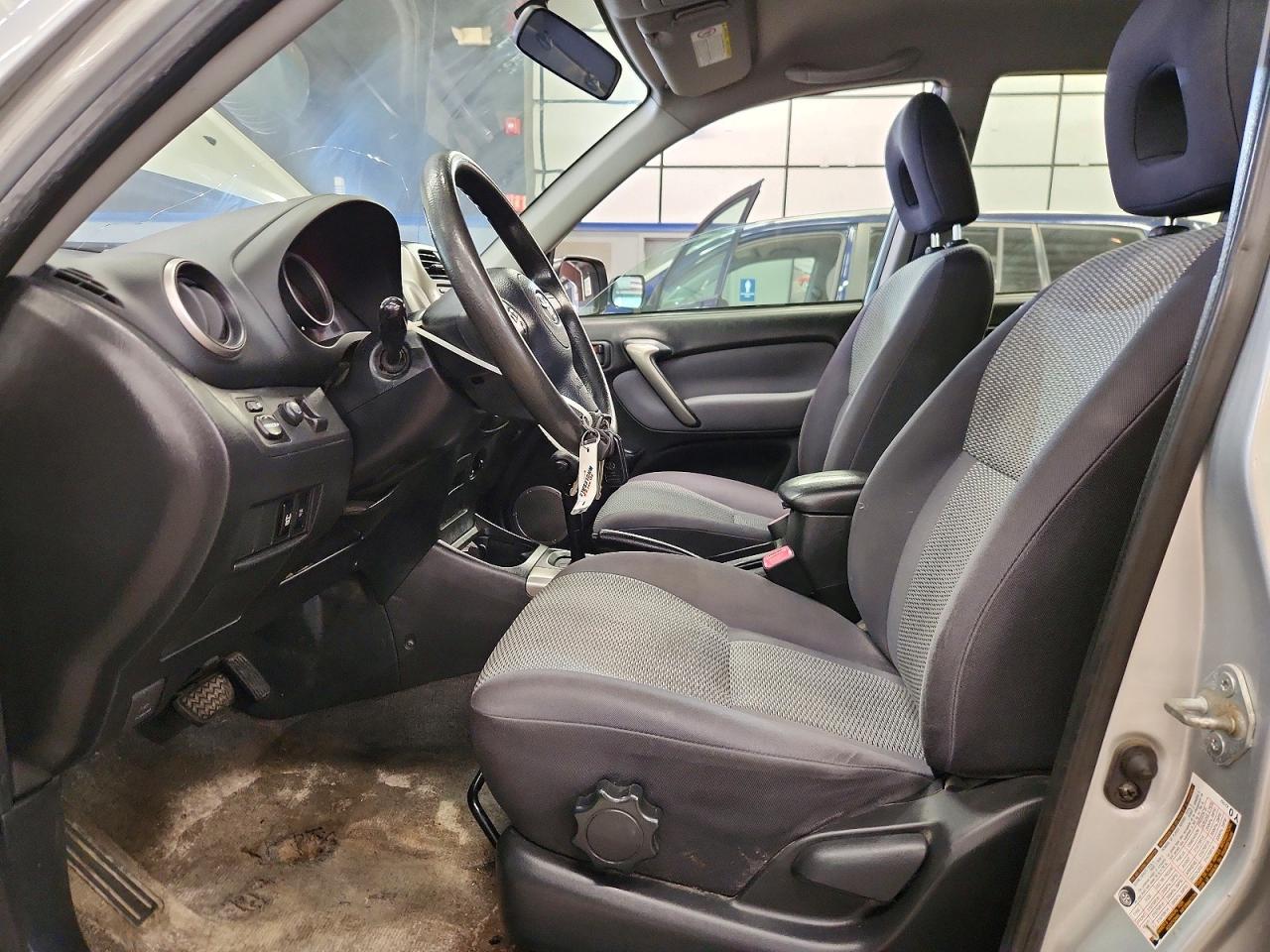 2005 Toyota Rav4 Base Silver vin: JTEGD20V550087536