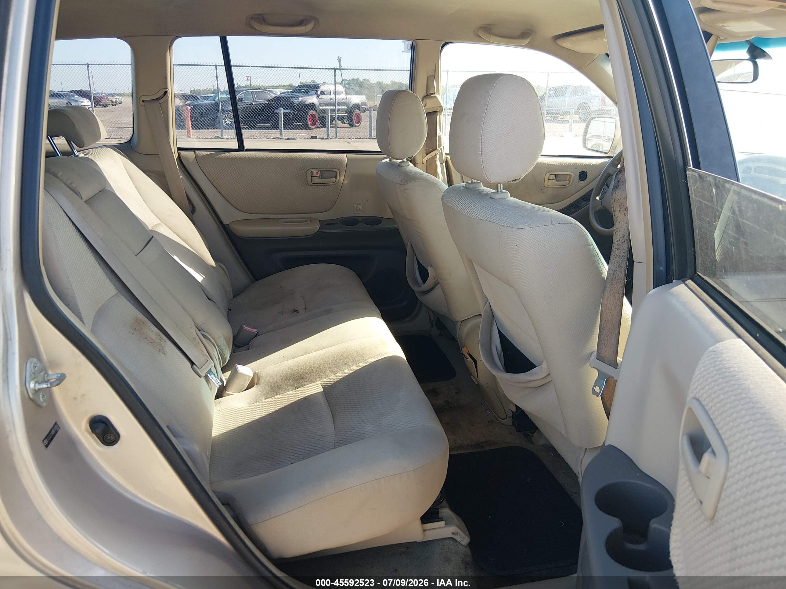 2005 Toyota Highlander   Gold vin: JTEGD21A050118767