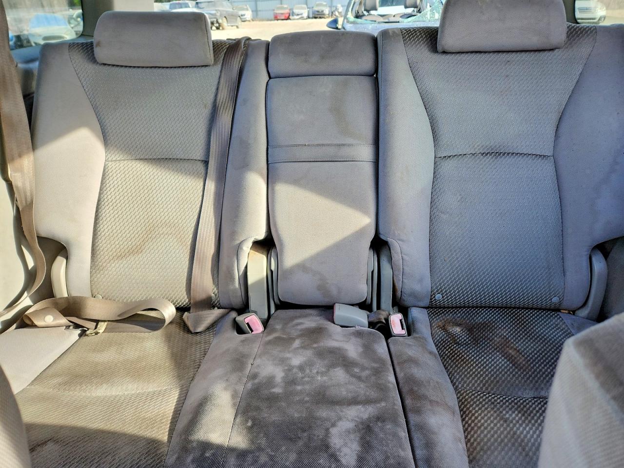 2007 Toyota Highlander Base Silver vin: JTEGD21A170170315