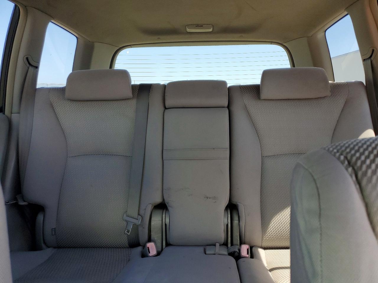 2004 Toyota Highlander Base Silver vin: JTEGD21A240101385