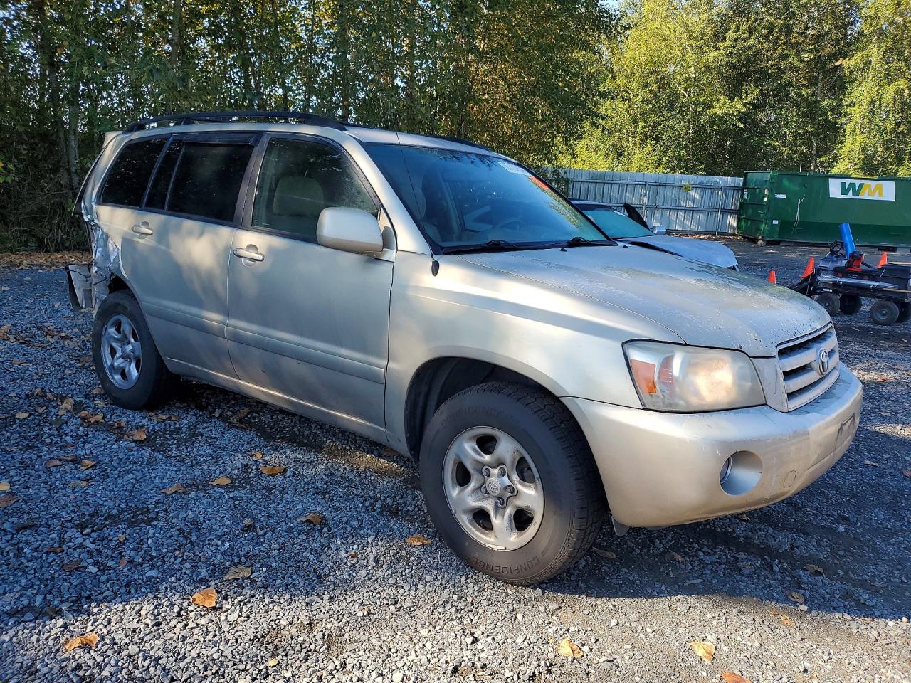 2005 Toyota Highlander Base Gold vin: JTEGD21A250119175