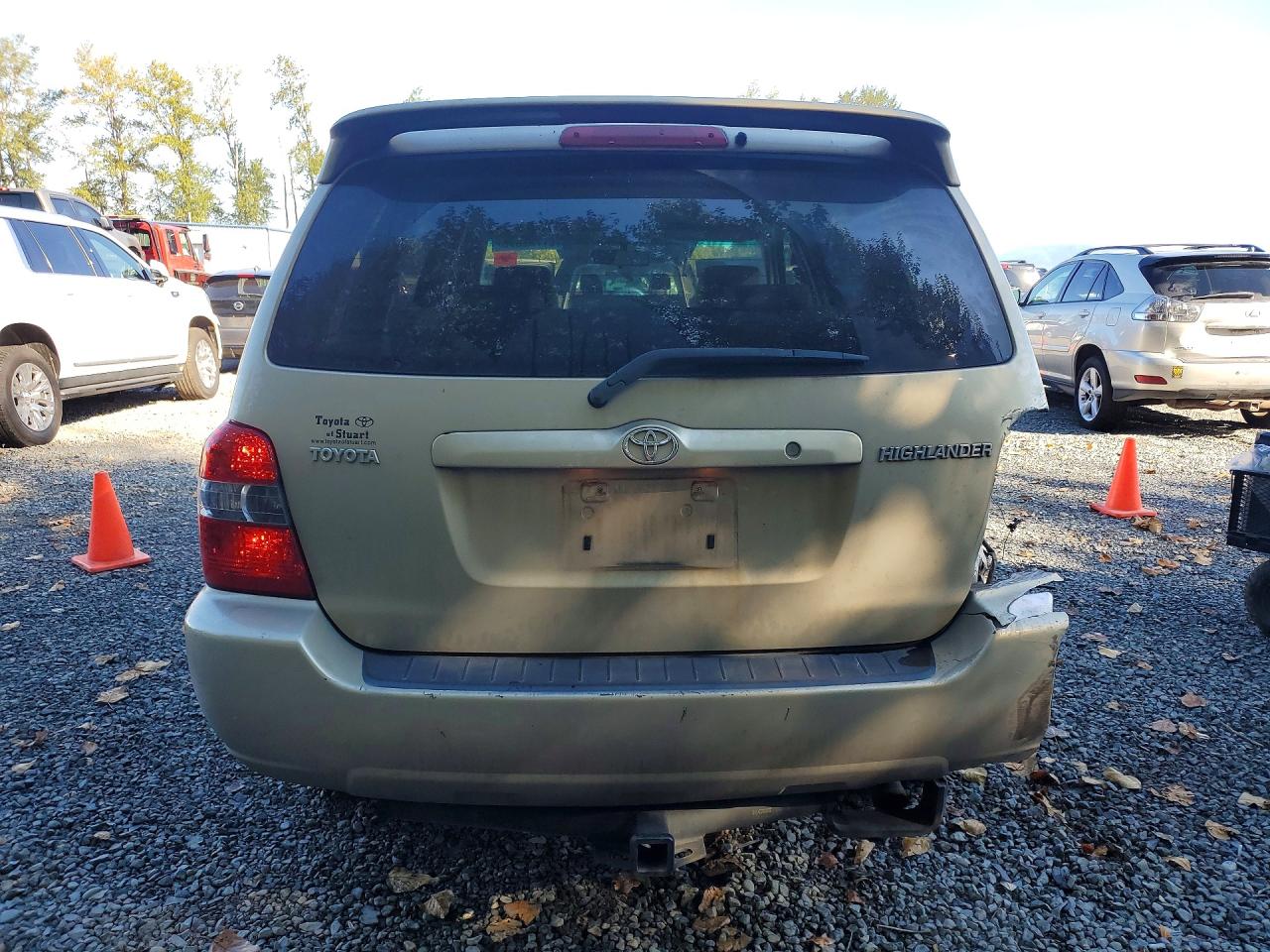 2005 Toyota Highlander Base Gold vin: JTEGD21A250119175
