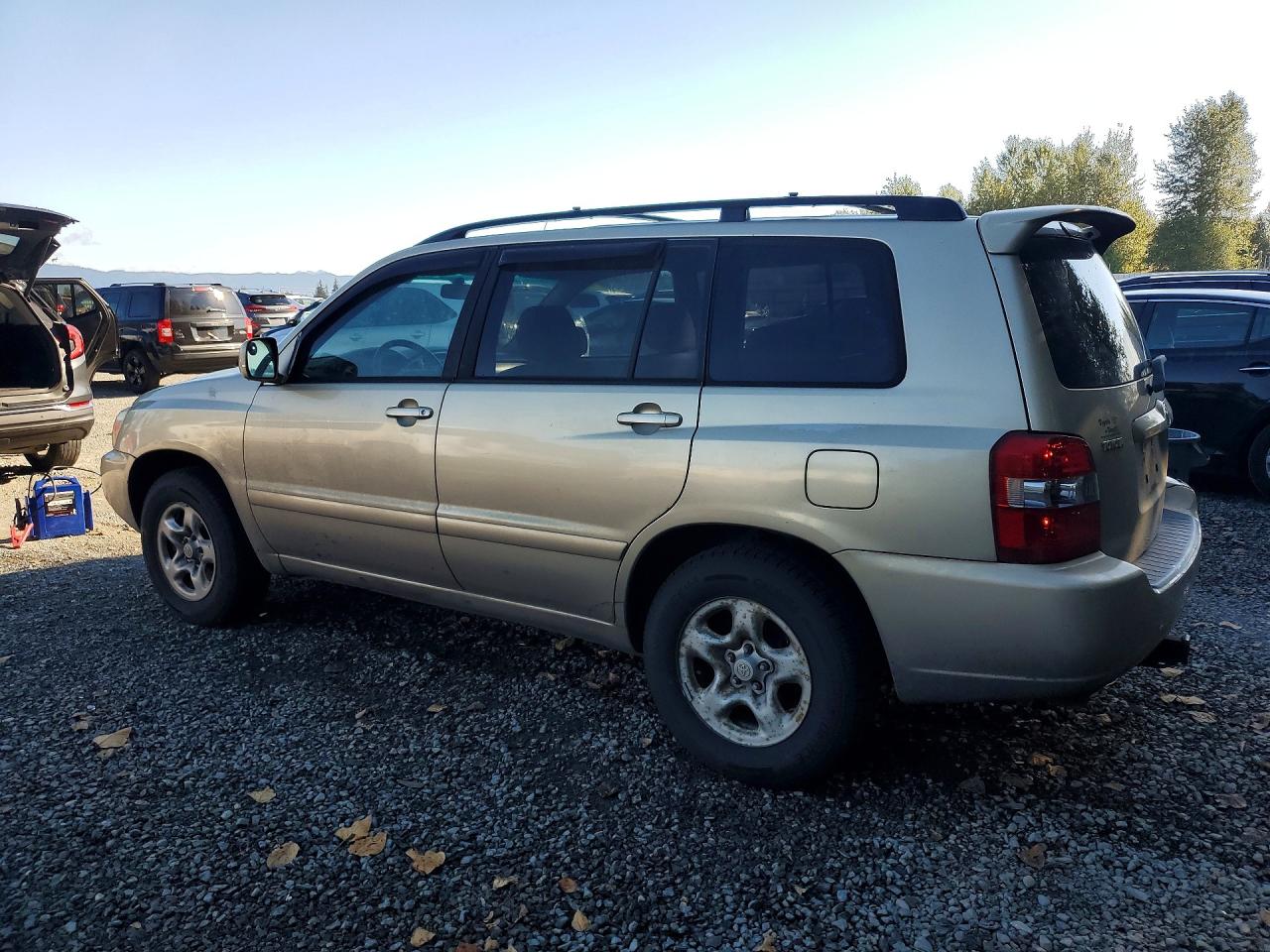 2005 Toyota Highlander Base Gold vin: JTEGD21A250119175