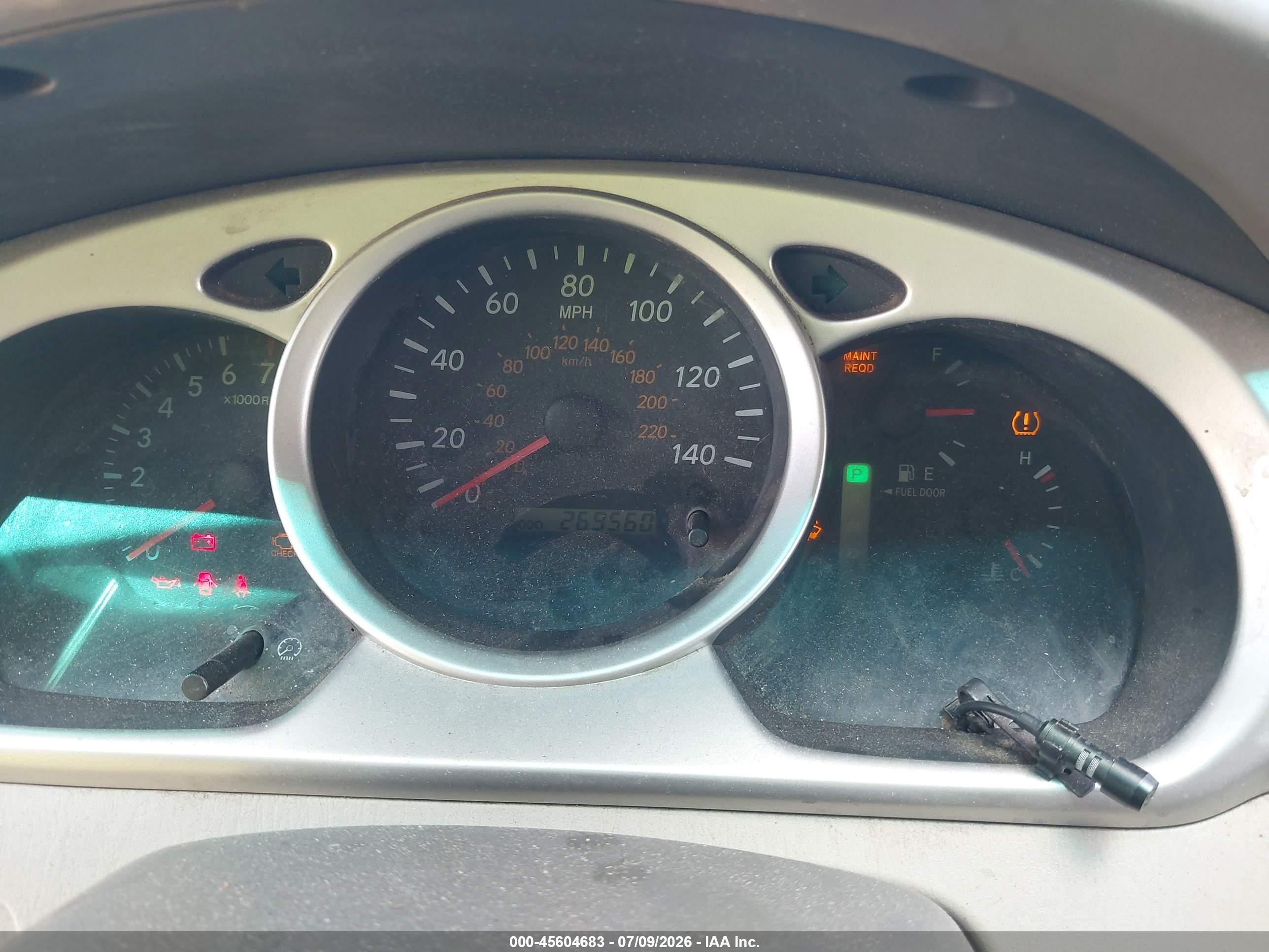 2005 Toyota Highlander   Gold vin: JTEGD21A450107657