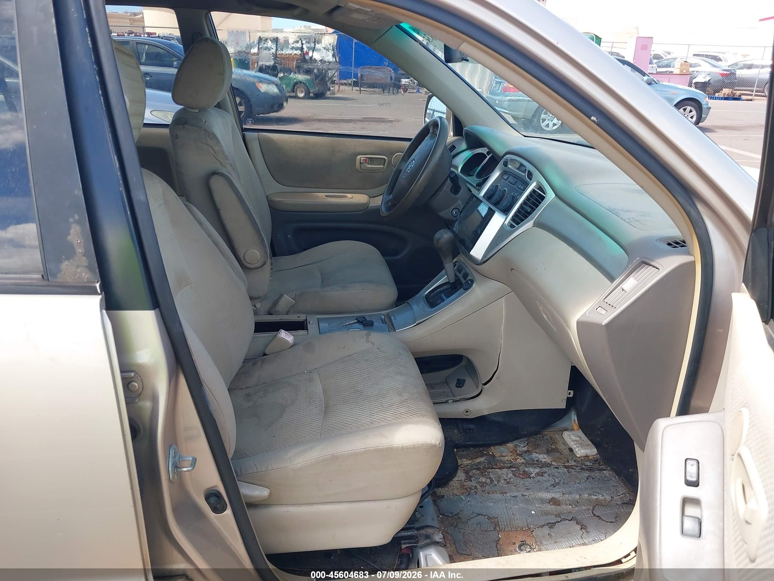 2005 Toyota Highlander   Gold vin: JTEGD21A450107657