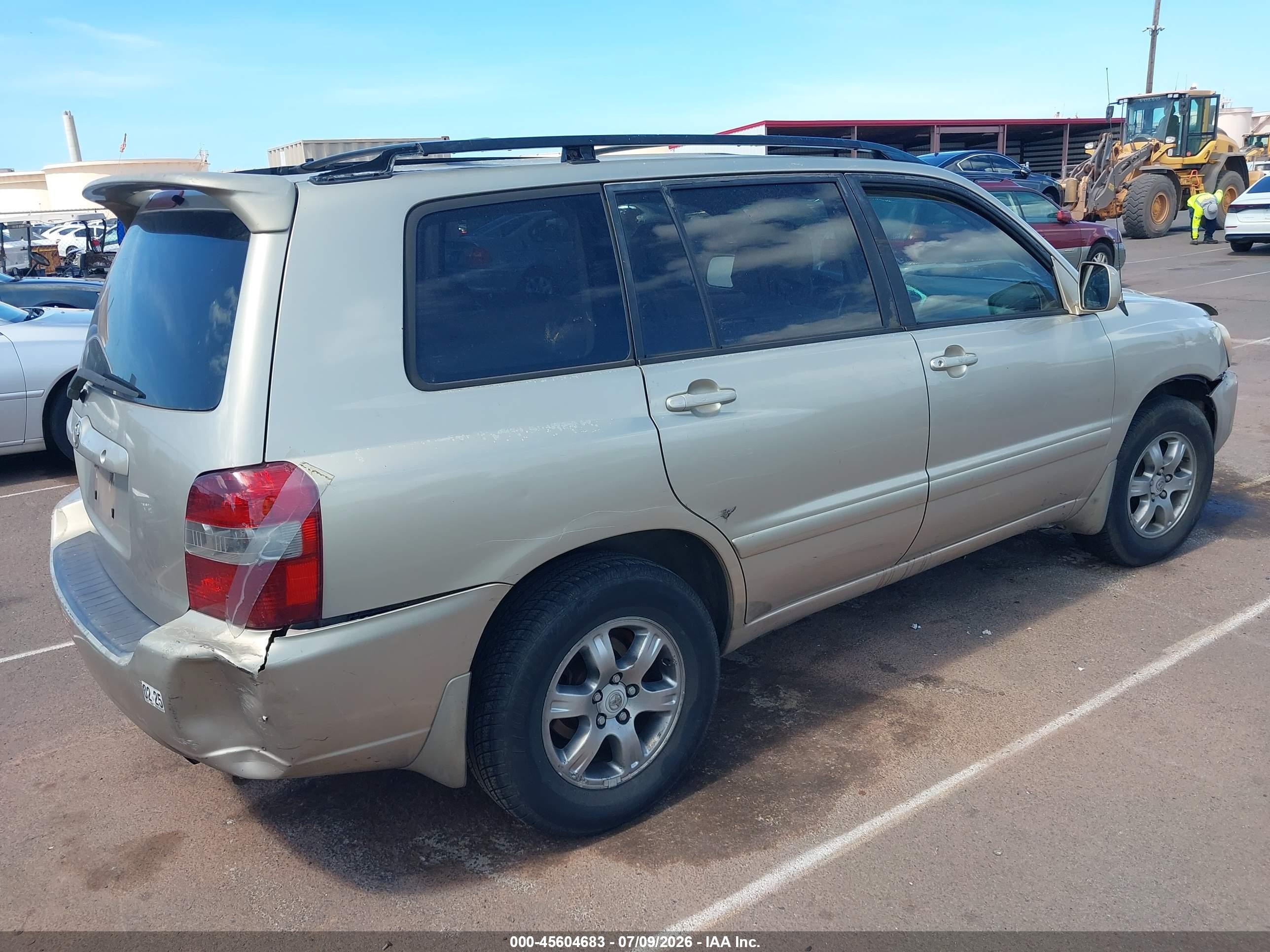 2005 Toyota Highlander   Gold vin: JTEGD21A450107657