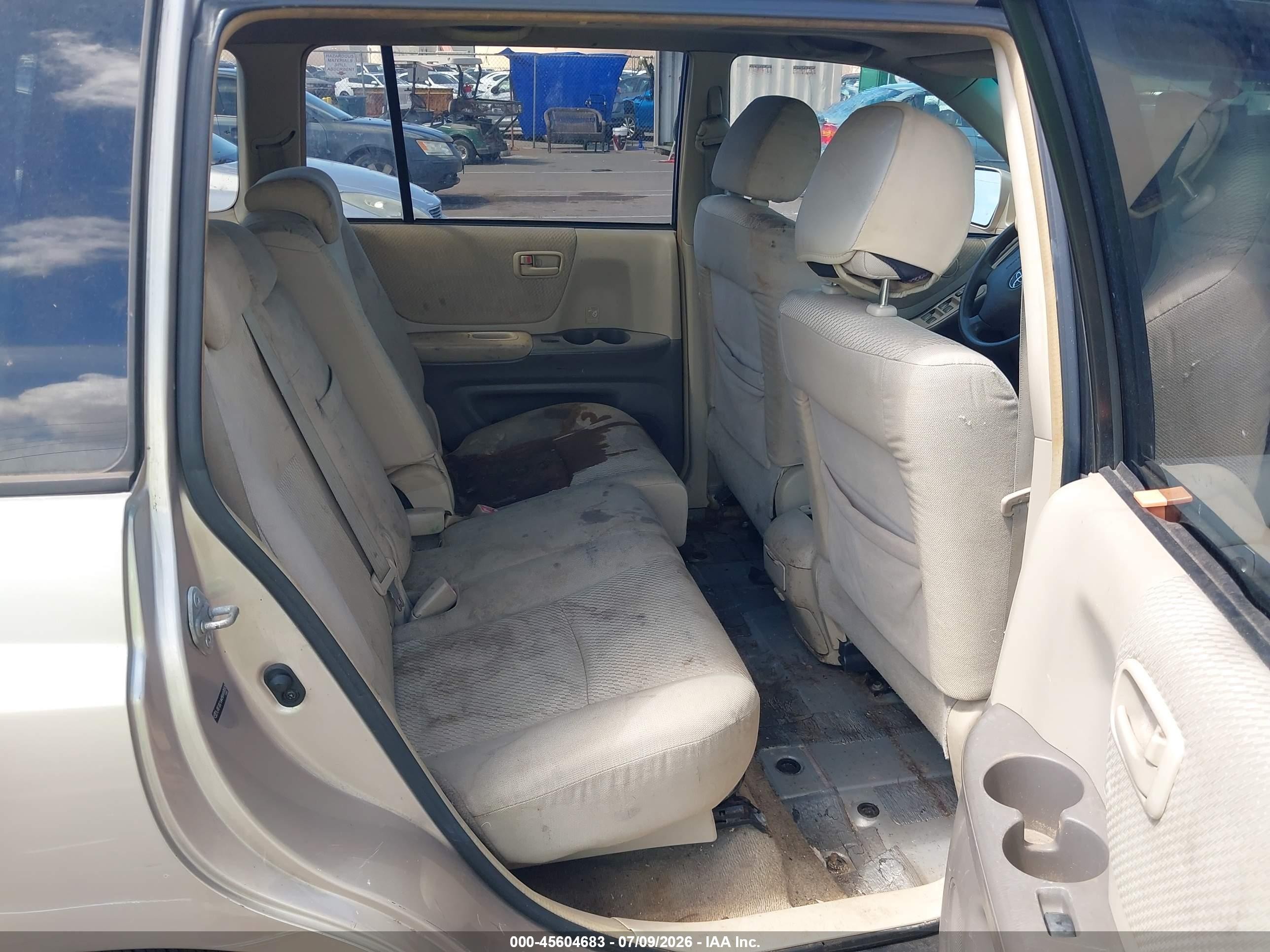 2005 Toyota Highlander   Gold vin: JTEGD21A450107657