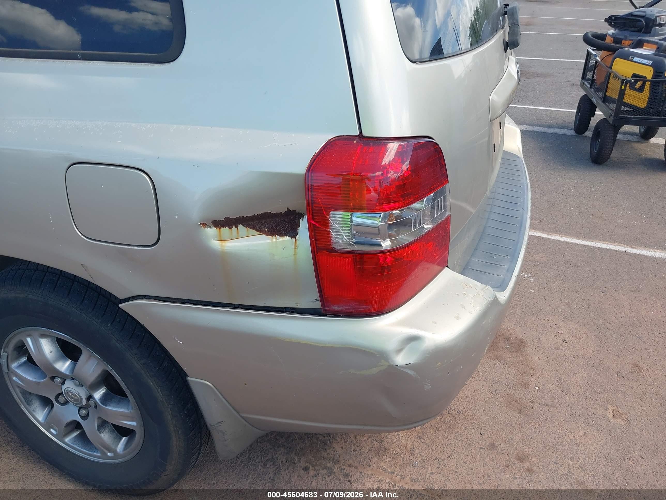 2005 Toyota Highlander   Gold vin: JTEGD21A450107657