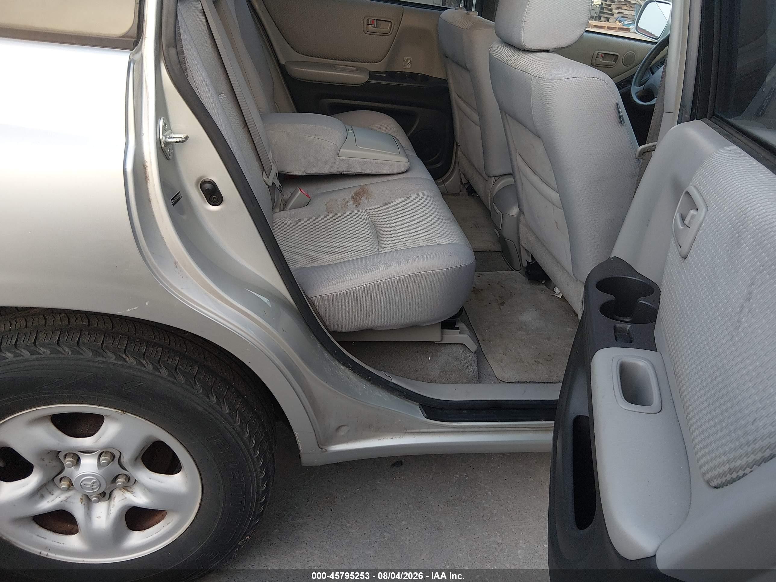 2007 Toyota Highlander   Silver vin: JTEGD21A470157588