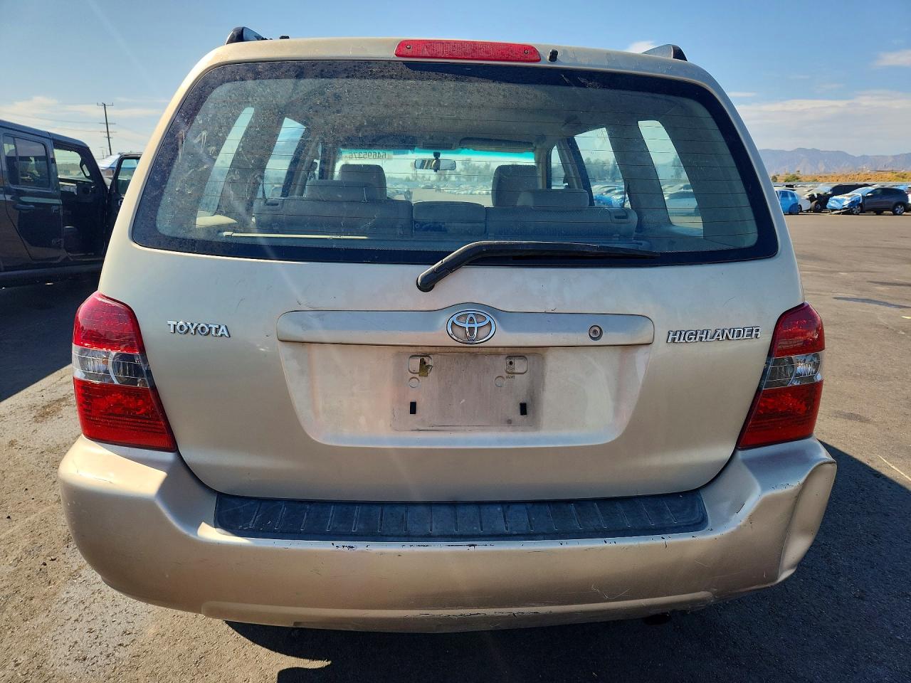 2007 Toyota Highlander Base Tan vin: JTEGD21A470165819