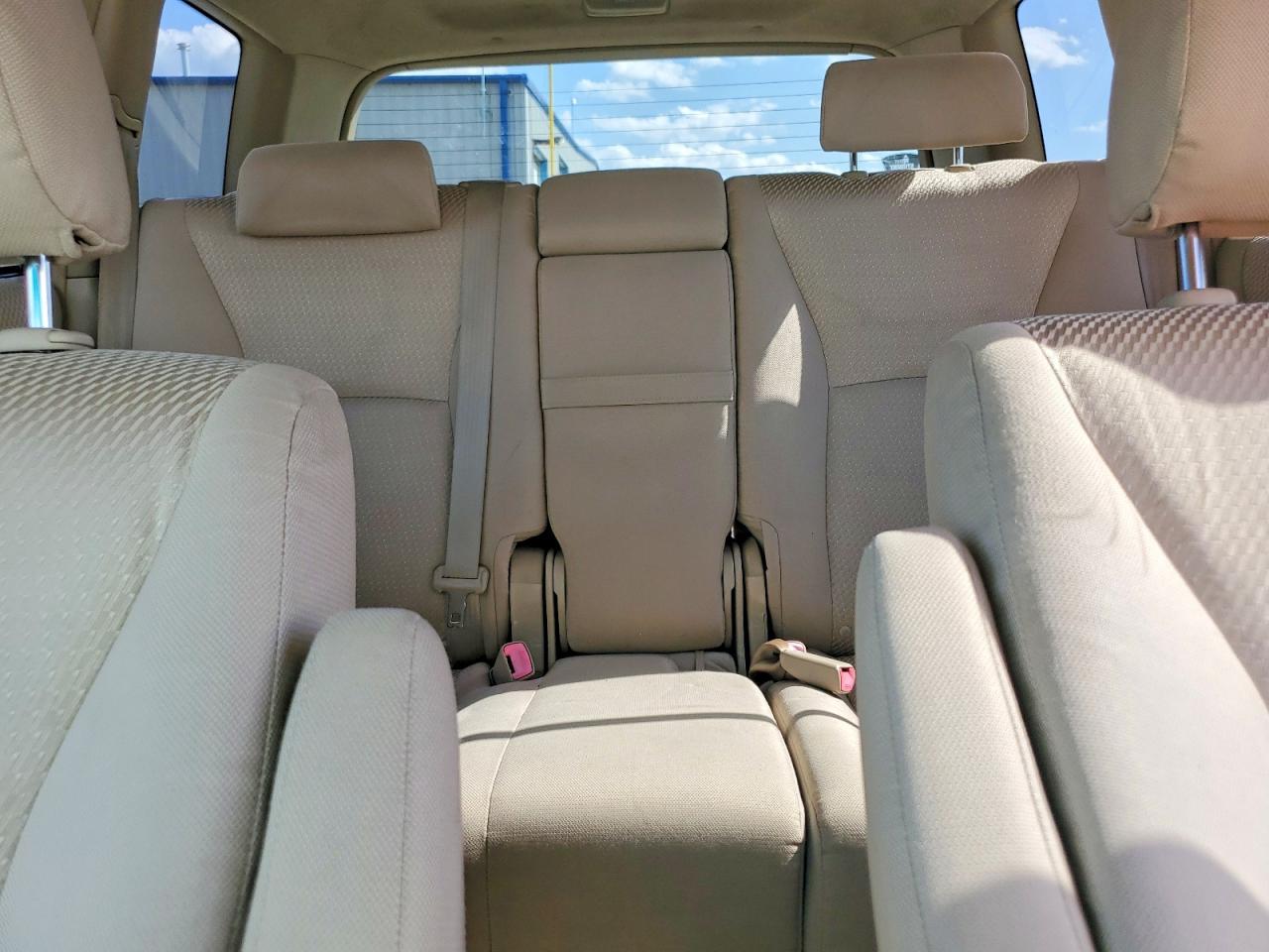 2006 Toyota Highlander Base Белый vin: JTEGD21A660132271