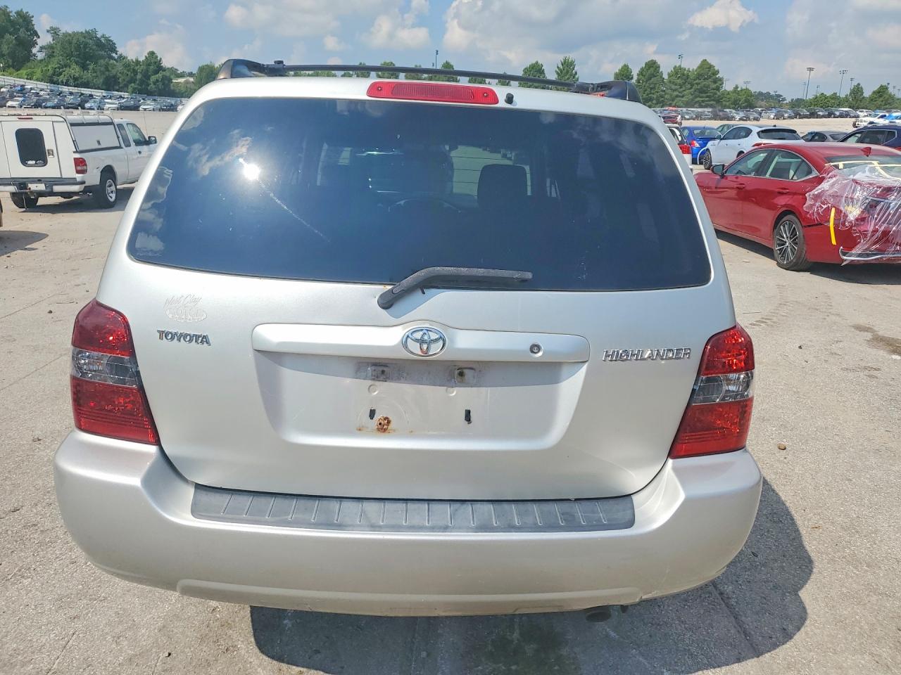 2005 Toyota Highlander Base Silver vin: JTEGD21A750109368