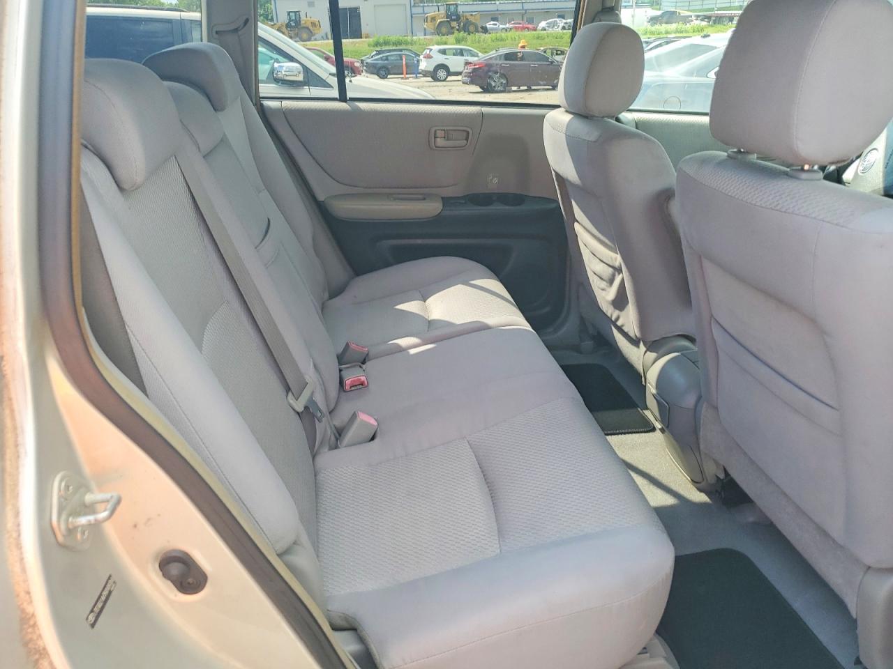 2005 Toyota Highlander Base Silver vin: JTEGD21A750109368