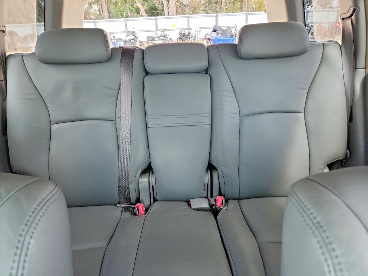 2005 Toyota Highlander Base Silver vin: JTEGD21A750119933