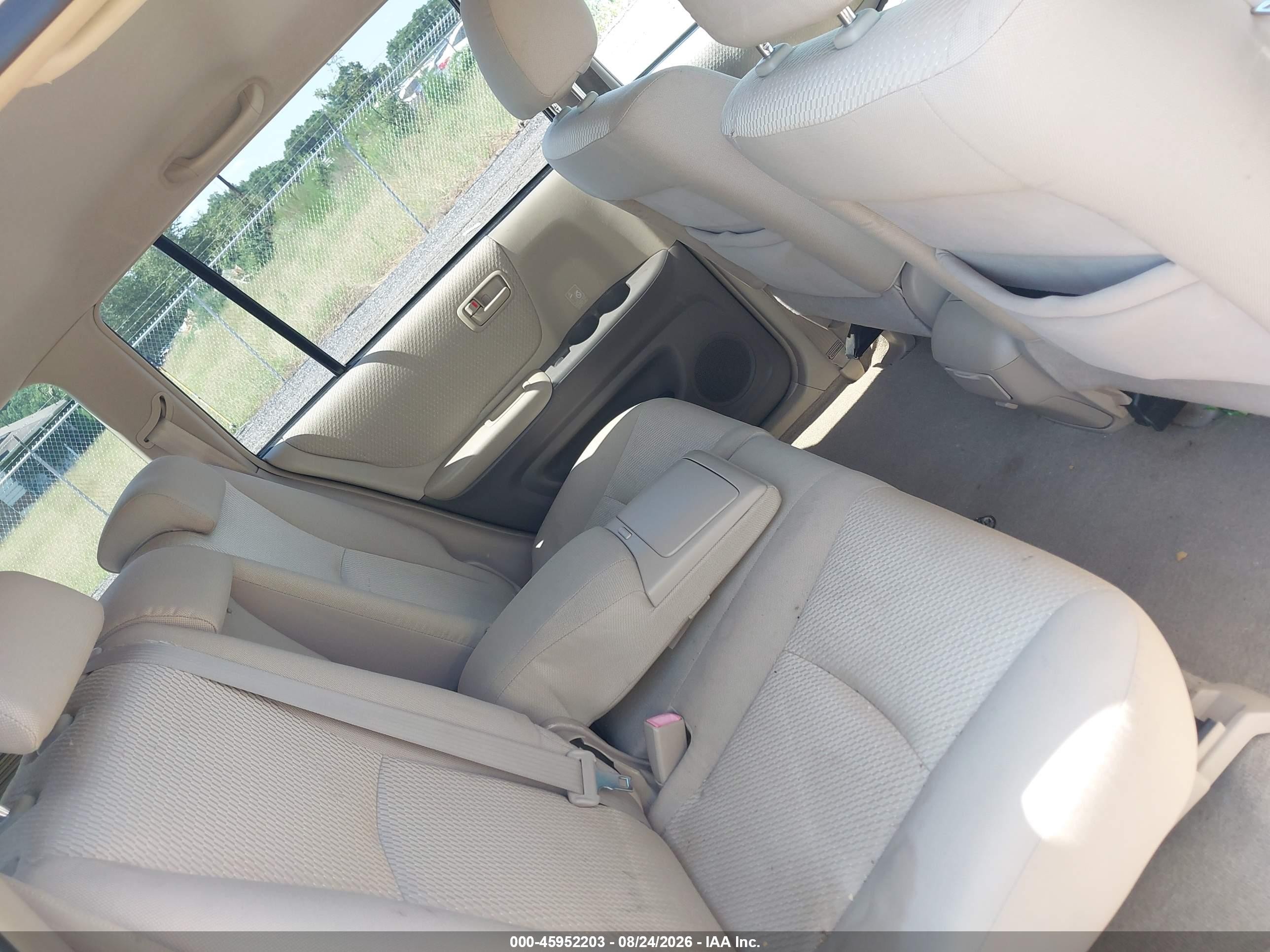 2006 Toyota Highlander   White vin: JTEGD21A760132487
