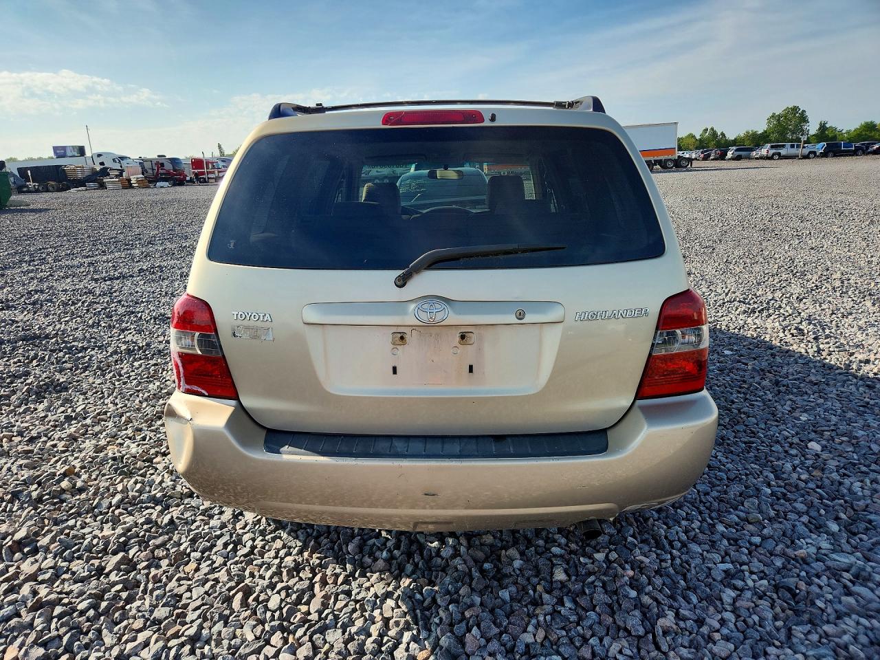 2004 Toyota Highlander Base Gold vin: JTEGD21A840105411