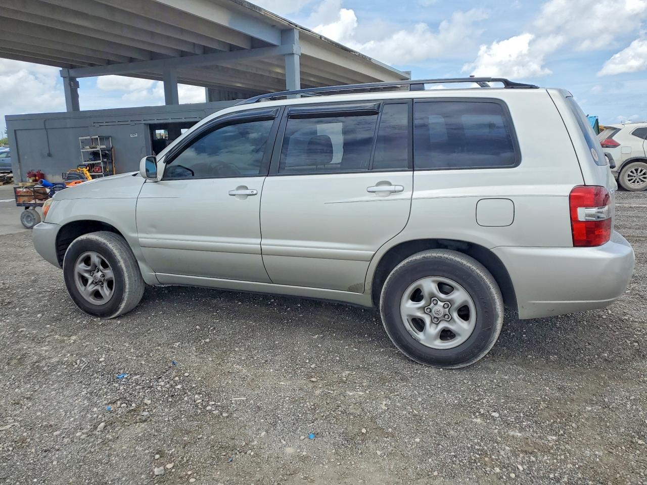 2004 Toyota Highlander Base Silver vin: JTEGD21AX40104681