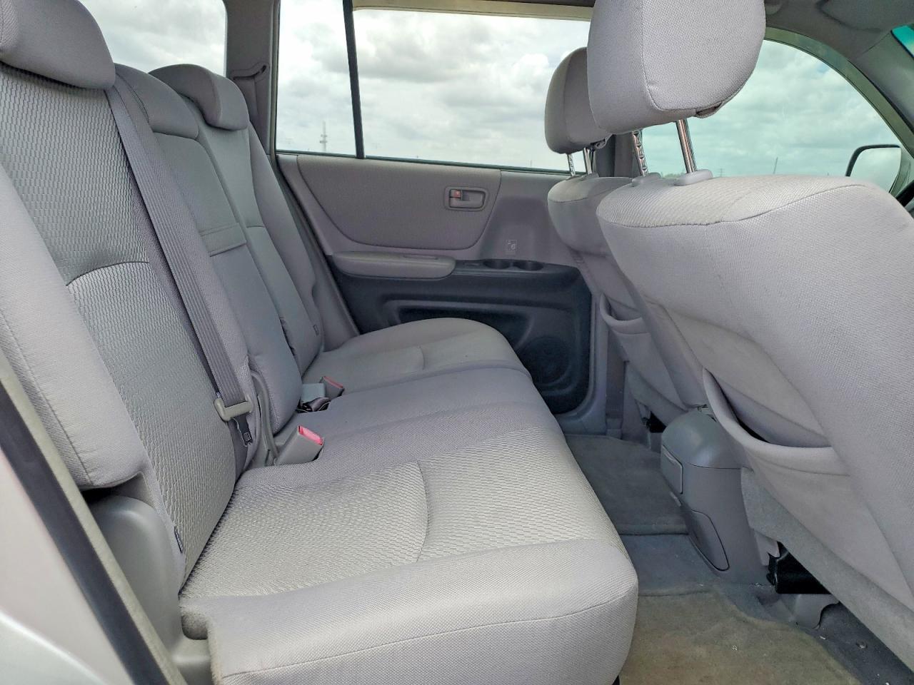 2004 Toyota Highlander Base Silver vin: JTEGD21AX40104681