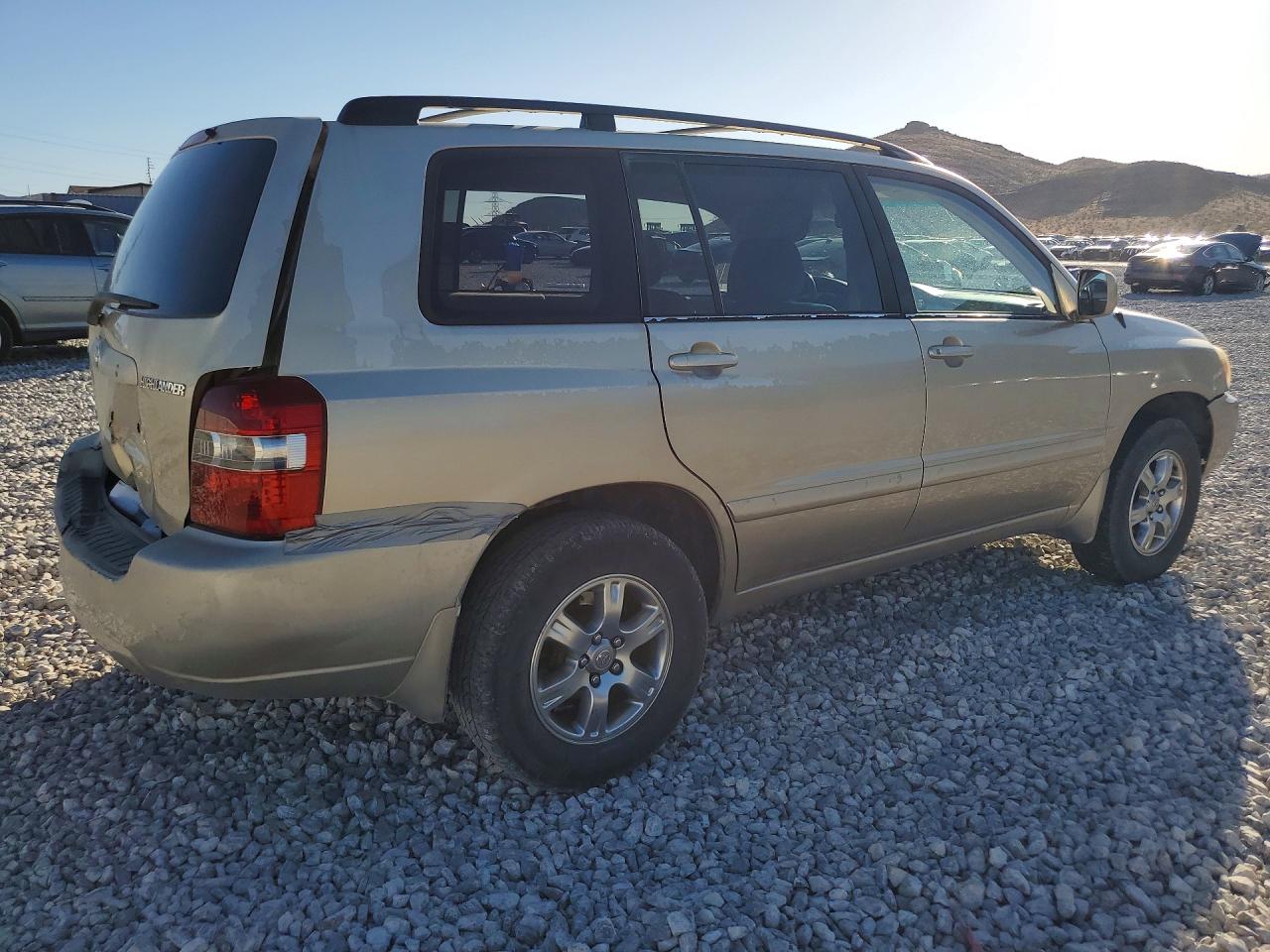 2005 Toyota Highlander Base Gold vin: JTEGP21A750066545