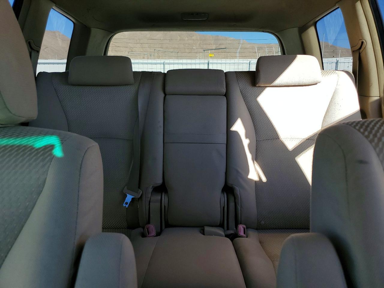 2005 Toyota Highlander Base Gold vin: JTEGP21A750066545