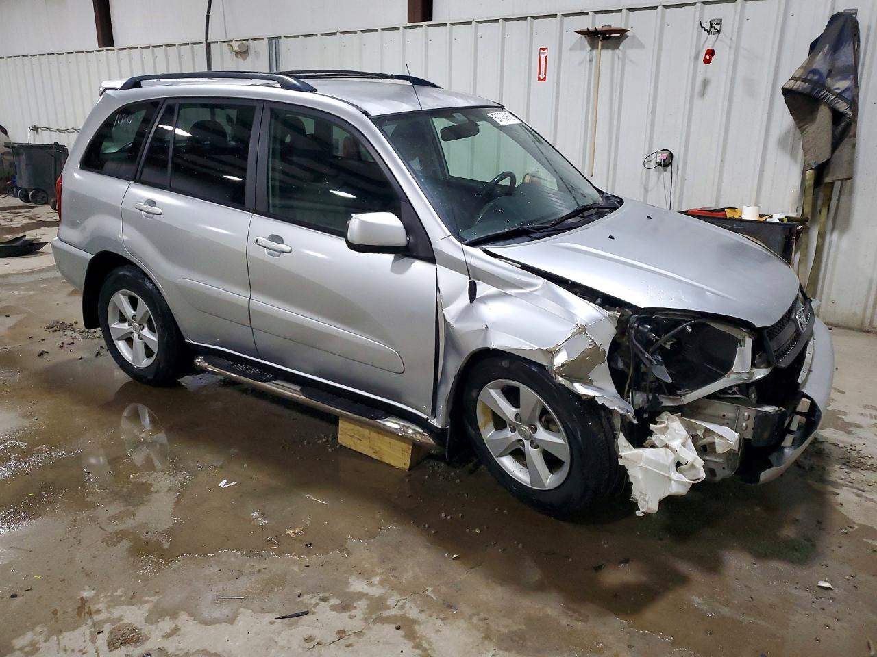 2005 Toyota Rav4 Base Silver vin: JTEHD20V256028588